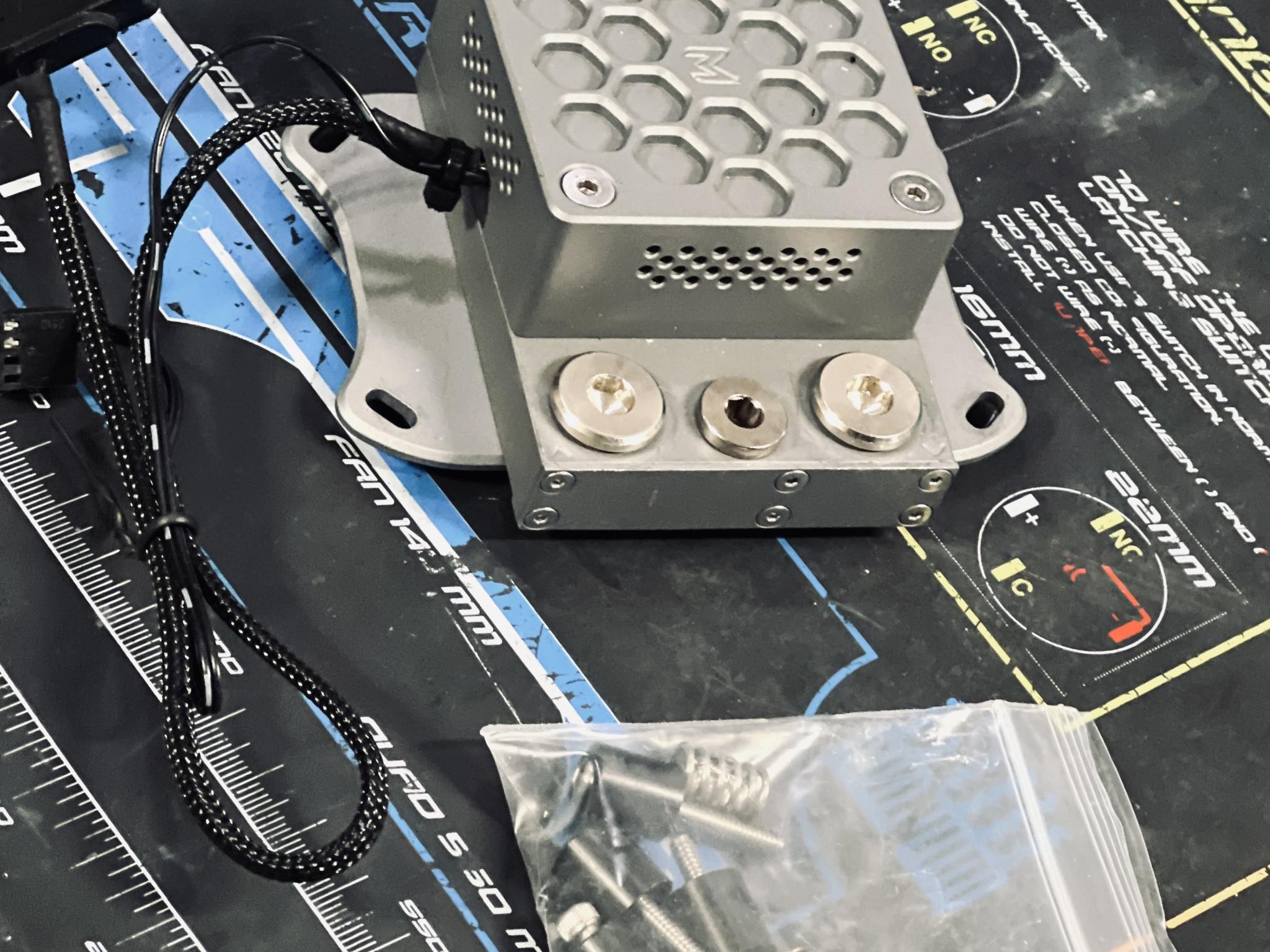 Modultra LOBO pump block w/ emitter heatsink and EKWB DDC 4.2 PWM Motor - *FOR AM4-5*