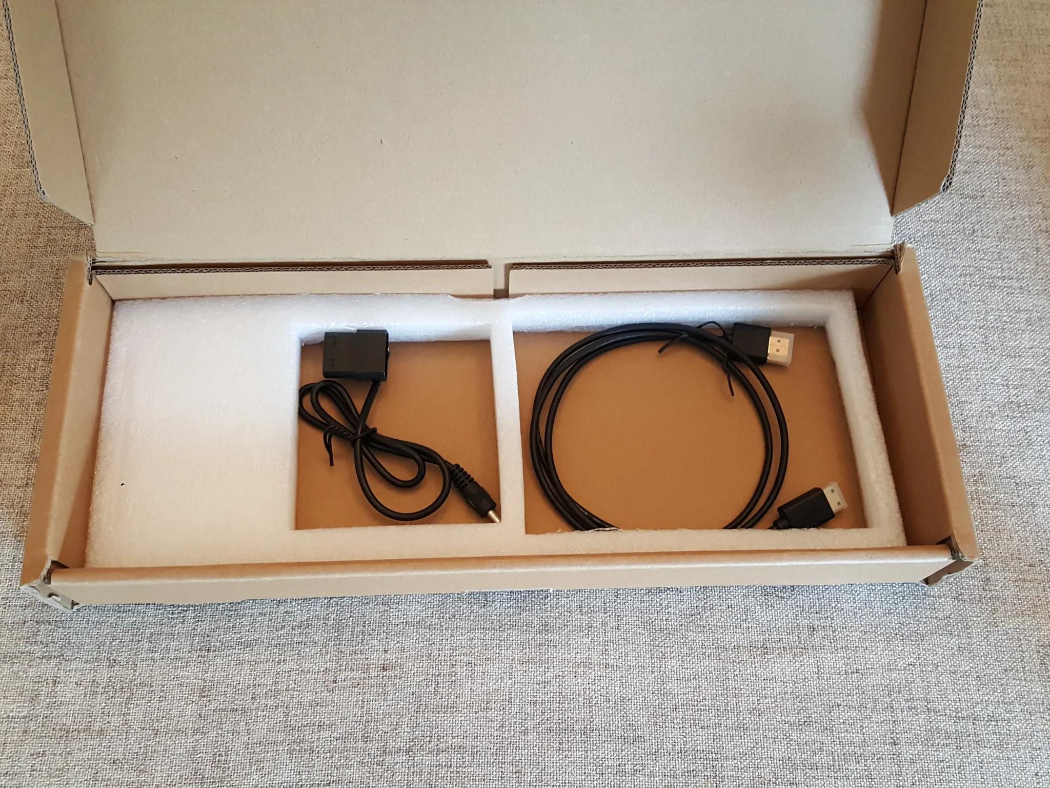 12VHPWR (12+4 pin) ARGB Strimmer cable + HYTE Y60 LCD DISPLAY 12.6in BRAND NEW + Lian Li Strimmer