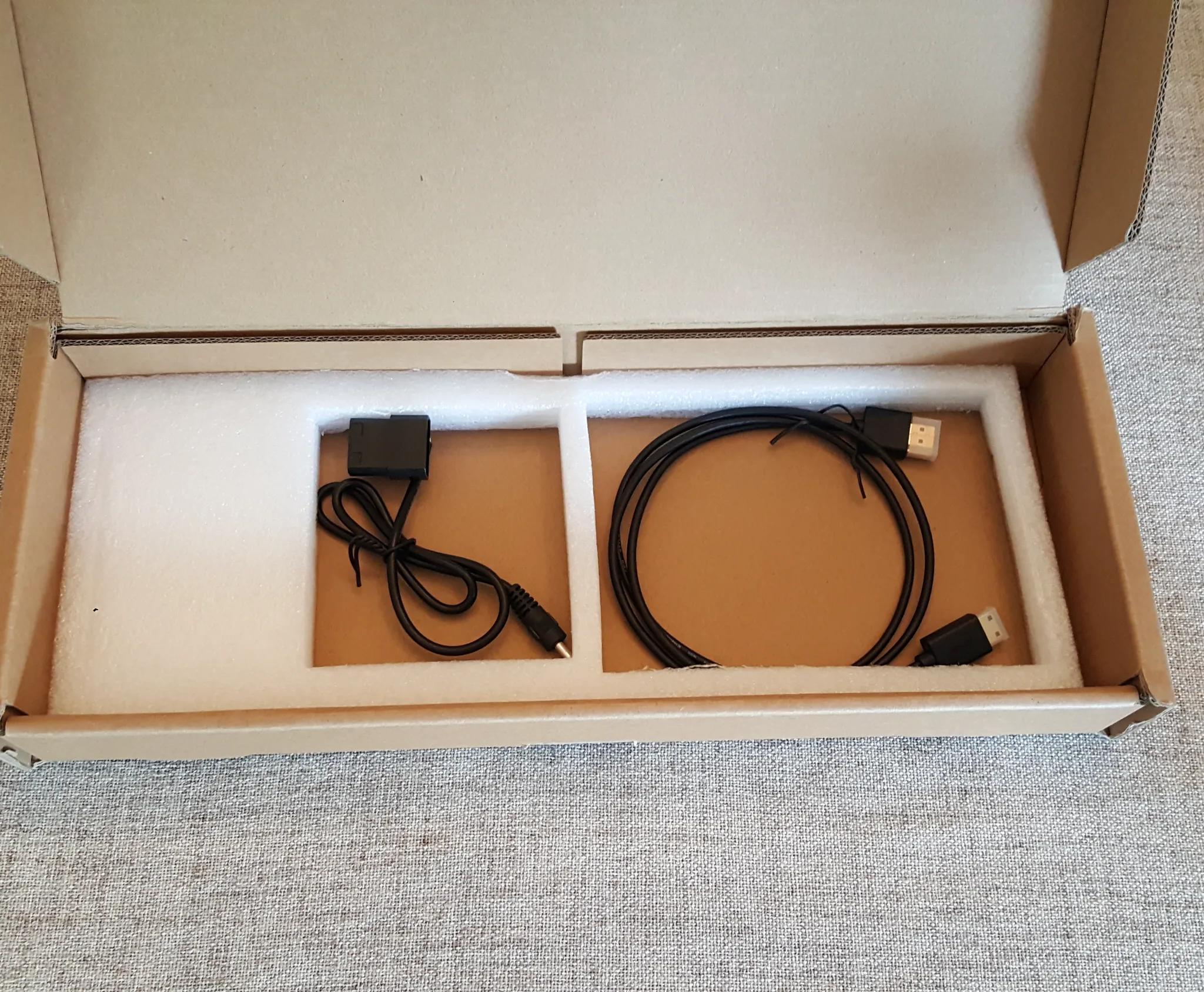 12VHPWR (12+4 pin) ARGB Strimmer cable + HYTE Y60 LCD DISPLAY 12.6in BRAND NEW + Lian Li Strimmer