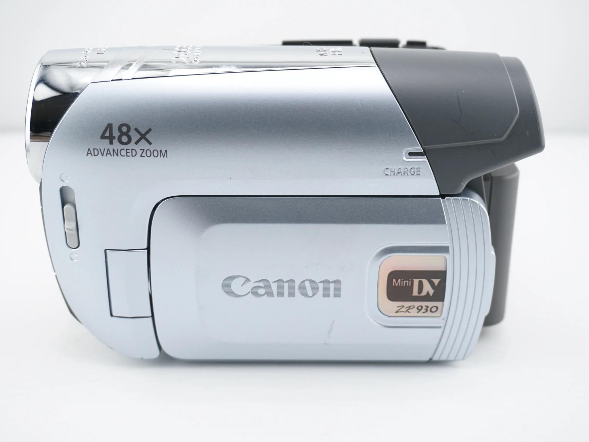Canon ZR930 Camcorder + Battery & Power Adapter