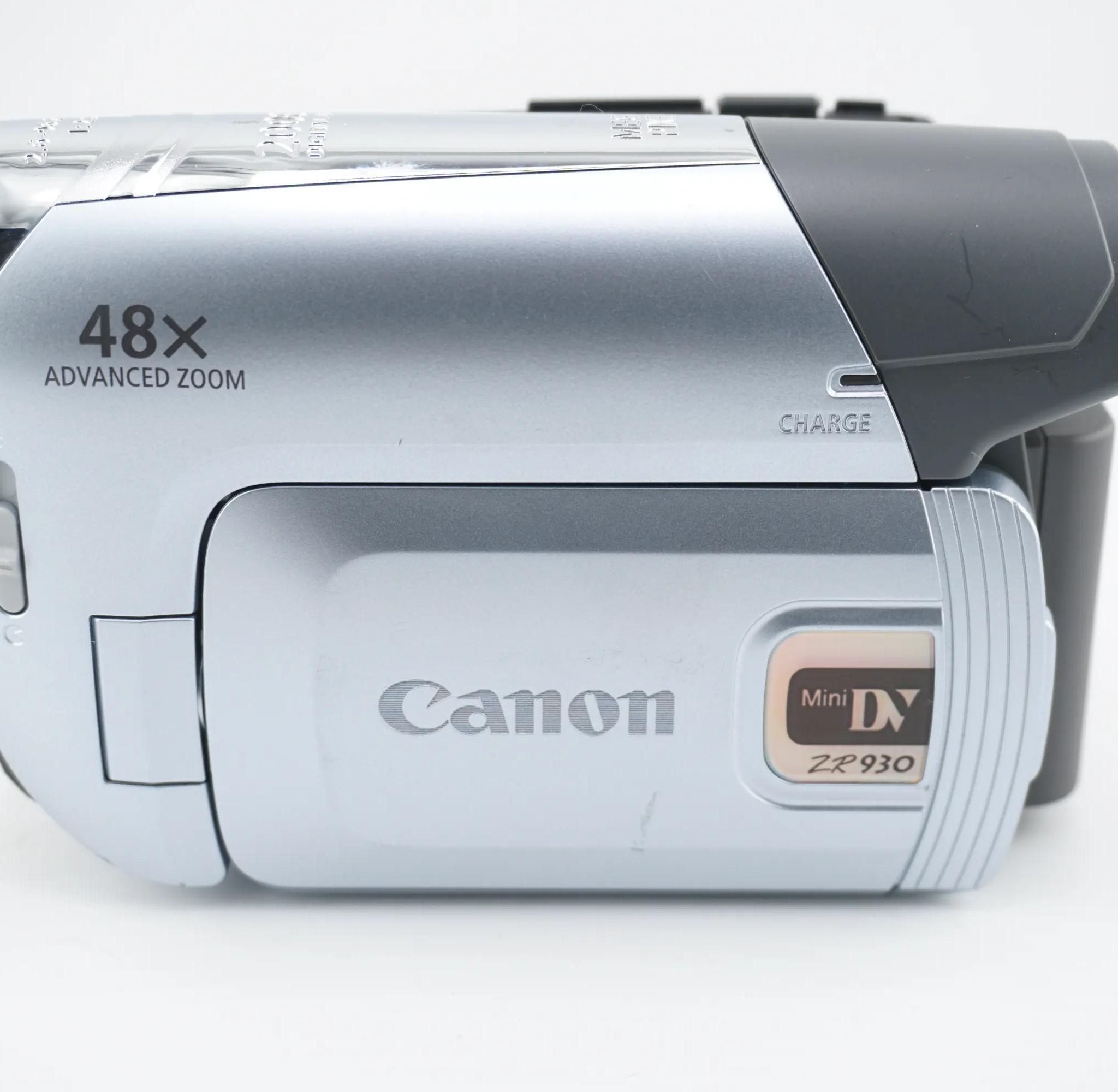 Canon ZR930 Camcorder + Battery & Power Adapter
