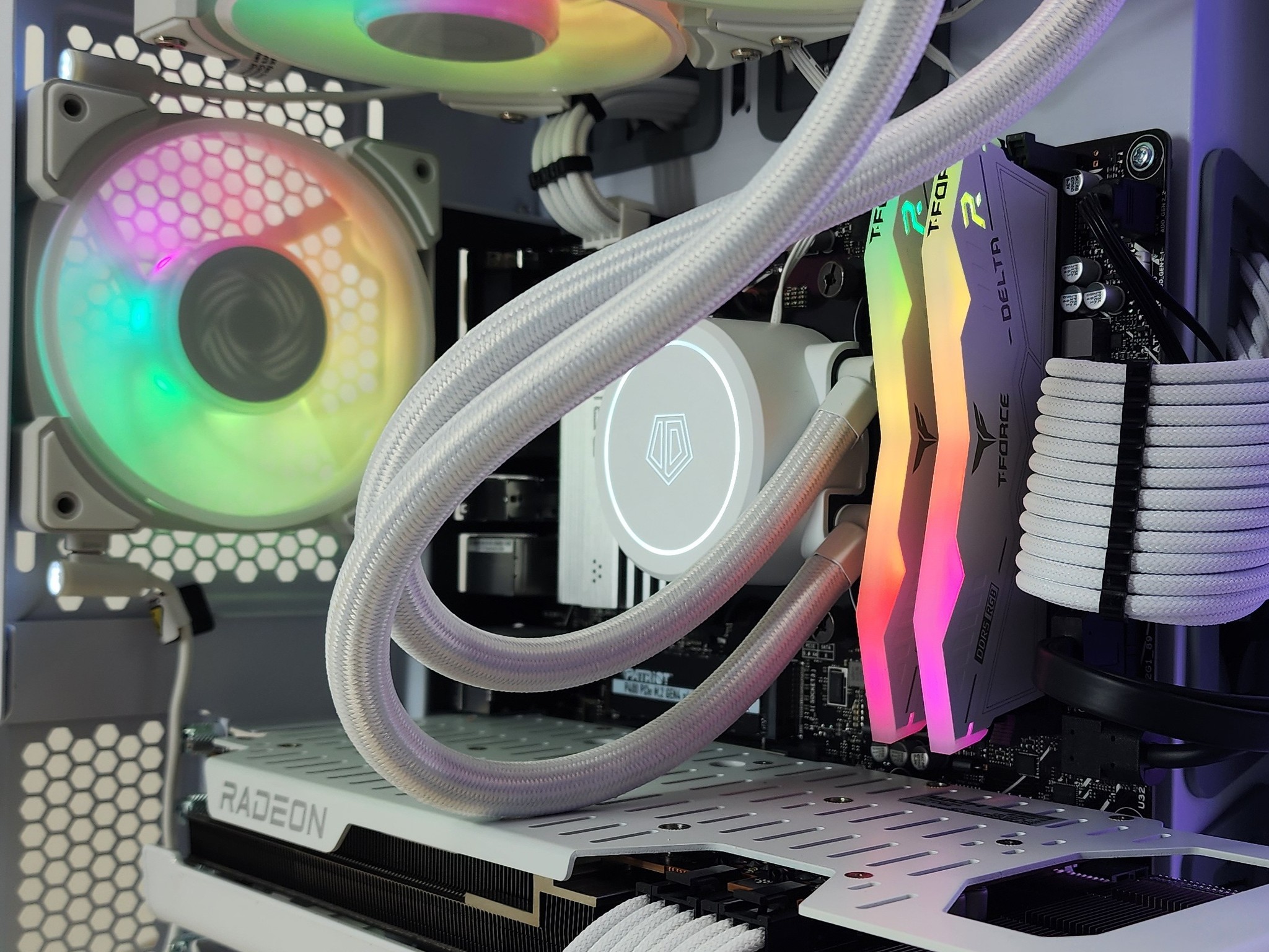 Gaming PC Ryzen 7 7700 16GB RAM 1TB SSD RX 7800 XT 16GB Windows 11 PINK Computer