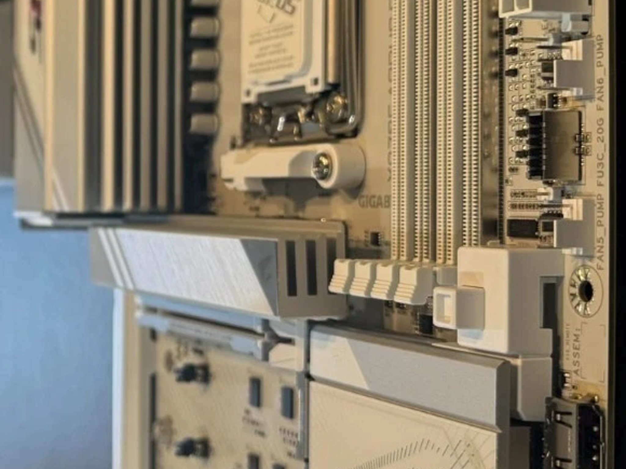 GIGABYTE - X870E AORUS PRO ICE (Socket AM5) AMD X870 ATX DDR5 Wi-Fi Motherboard