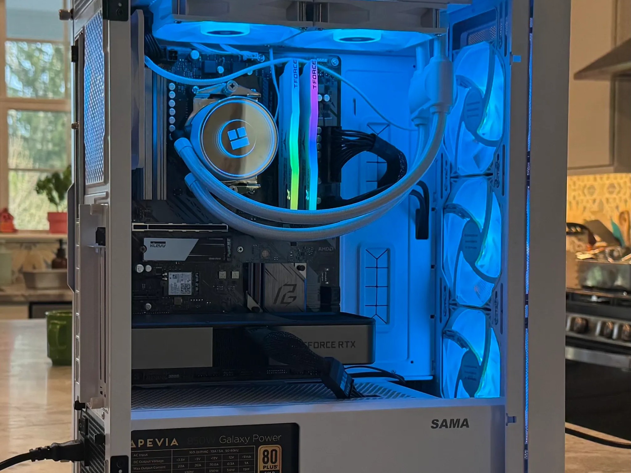 Iced Yeti         [ GeForce RTX 3070,   Ryzen 5 5600x,  1TB SSD,  32GB DDR4,   850W