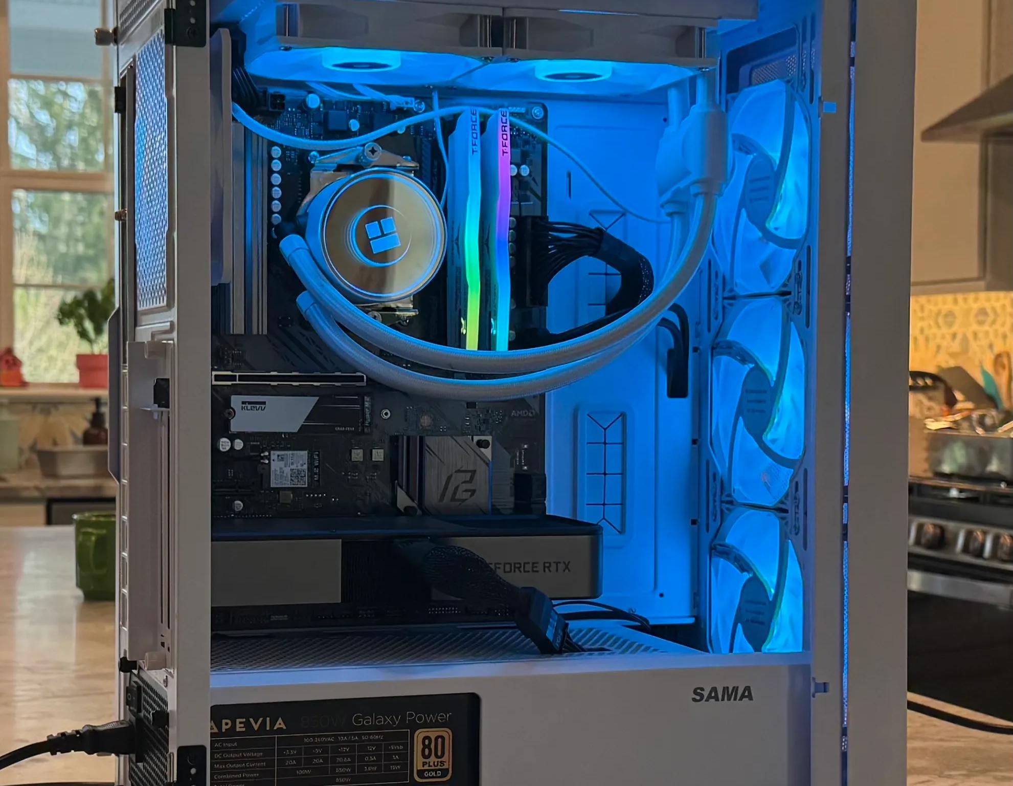 Iced Yeti         [ GeForce RTX 3070,   Ryzen 5 5600x,  1TB SSD,  32GB DDR4,   850W