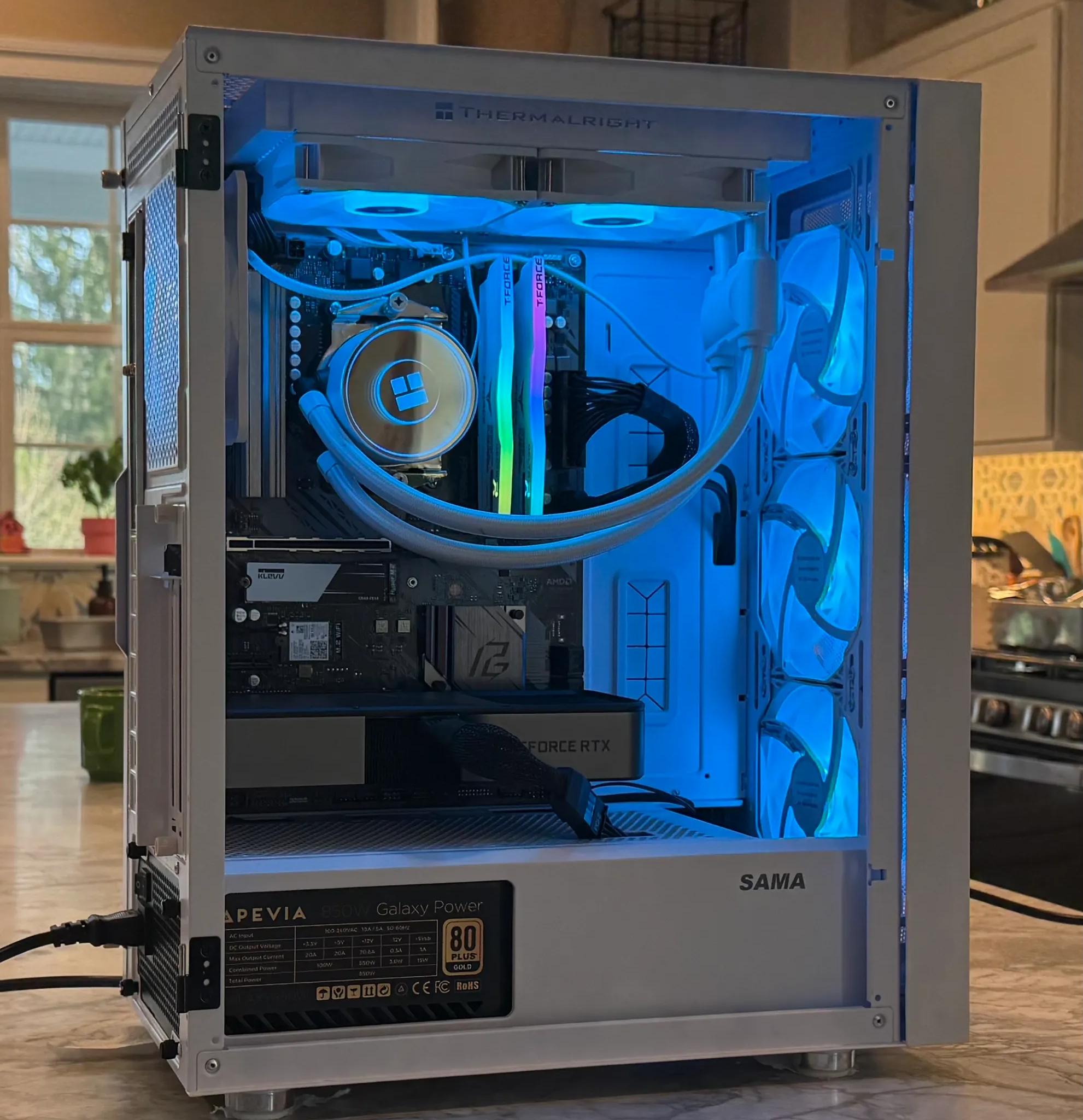 Iced Yeti         [ GeForce RTX 3070,   Ryzen 5 5600x,  1TB SSD,  32GB DDR4,   850W