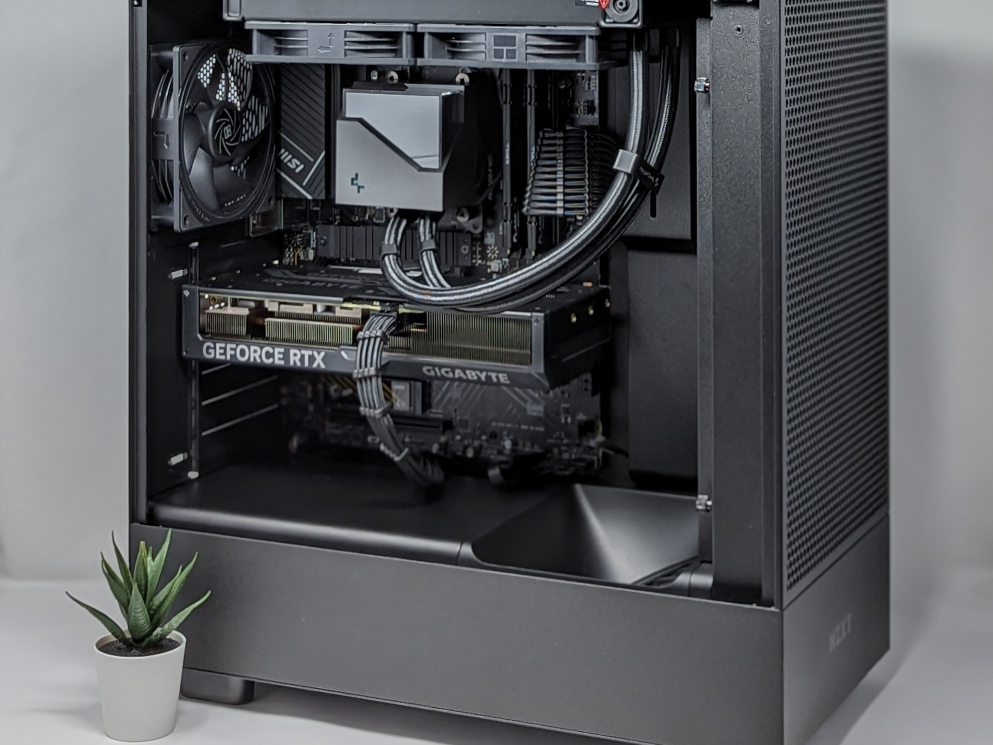 Elegant Flow | Nvidia RTX 4070 | Ryzen 7 7700X | 32gb RAM | Samsung 990 Pro 1TB Gen 4 NVMe SSD