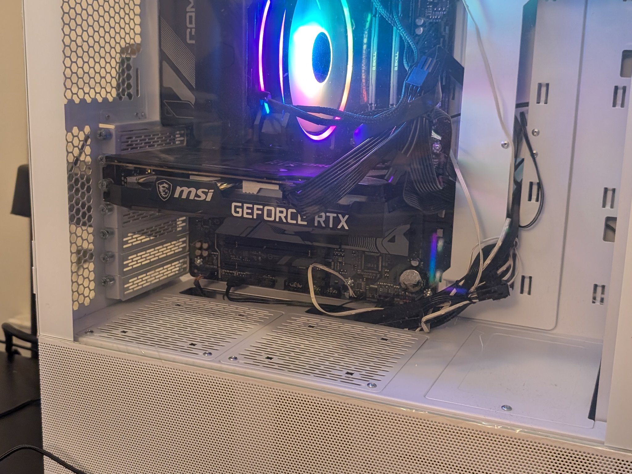 White Tempered Glass Ryzen 7 7700X 8-core RTX 3060 12GB 32GB DDR5