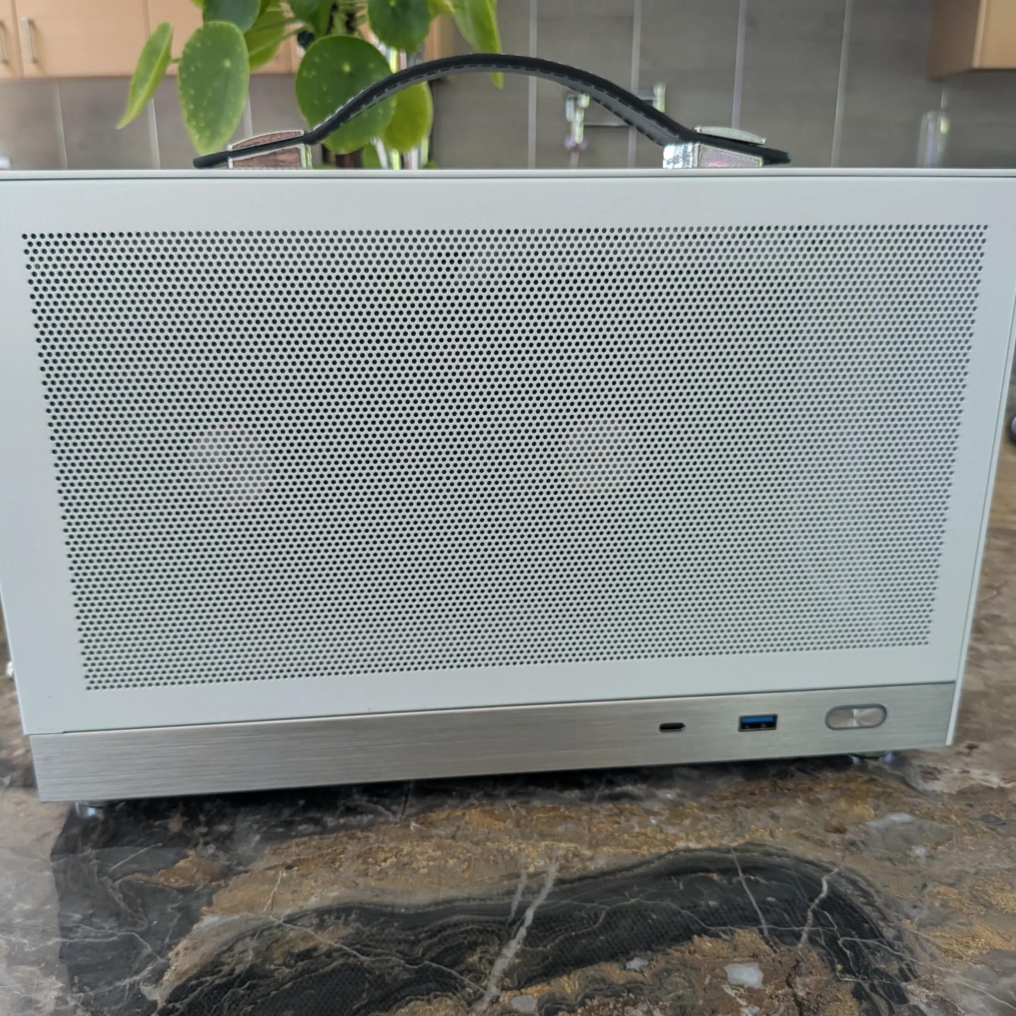 1440p Traveler - RX 9060 XT 16GB, Core i5 13400F, 32 GB DDR5, 2 TB Gen 4 NVME, RGB
