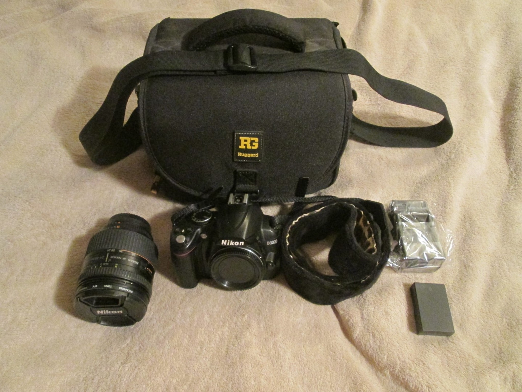 Nikon D3000 With Bag And Accessories