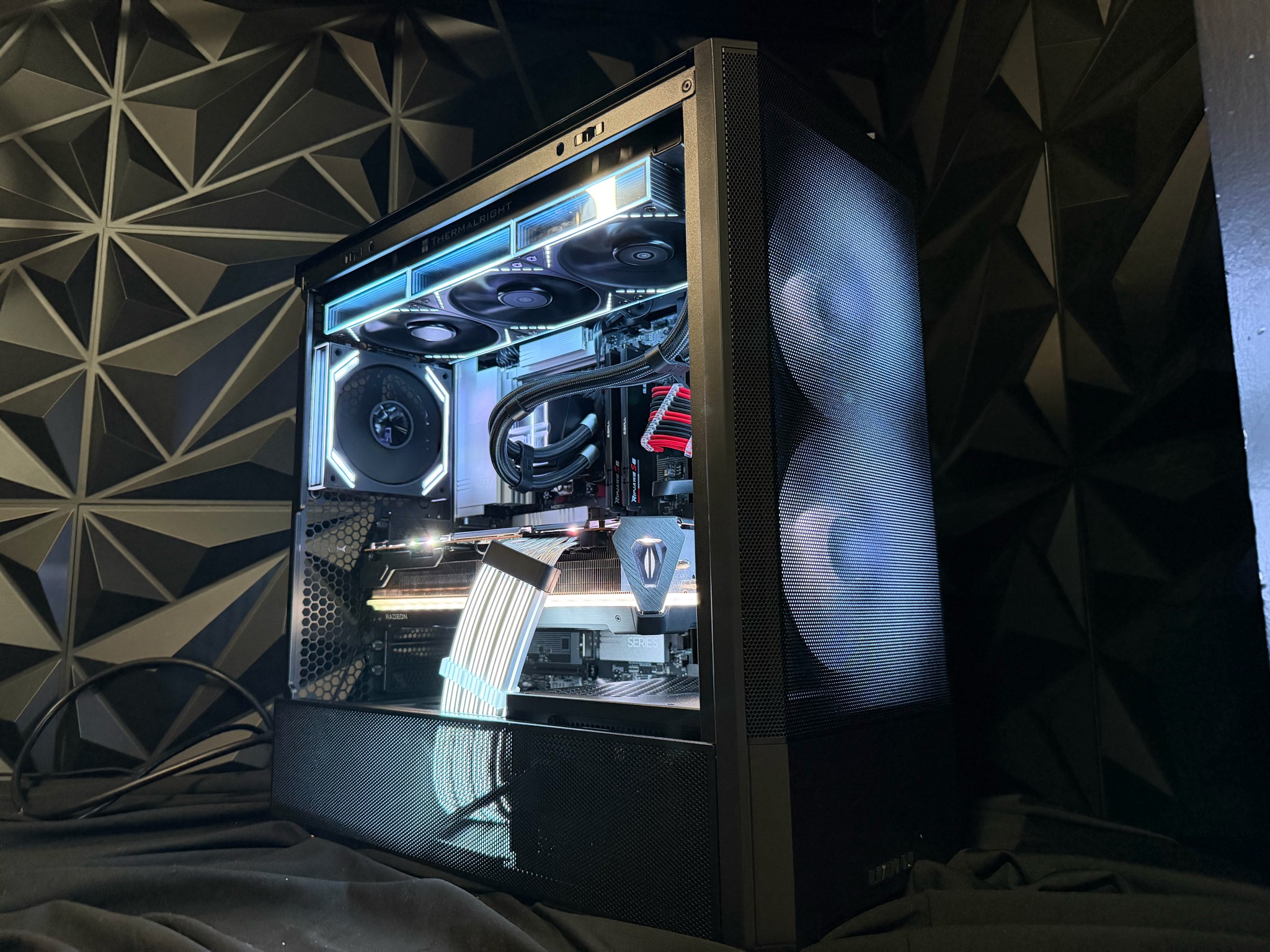 🩸🔥 BLOOD PRISM 79 🔥🩸Ryzen 9 7900X| 7900XTX 24 GB| 64 GB DDR5| 4 TB NVMe| 850W PSU