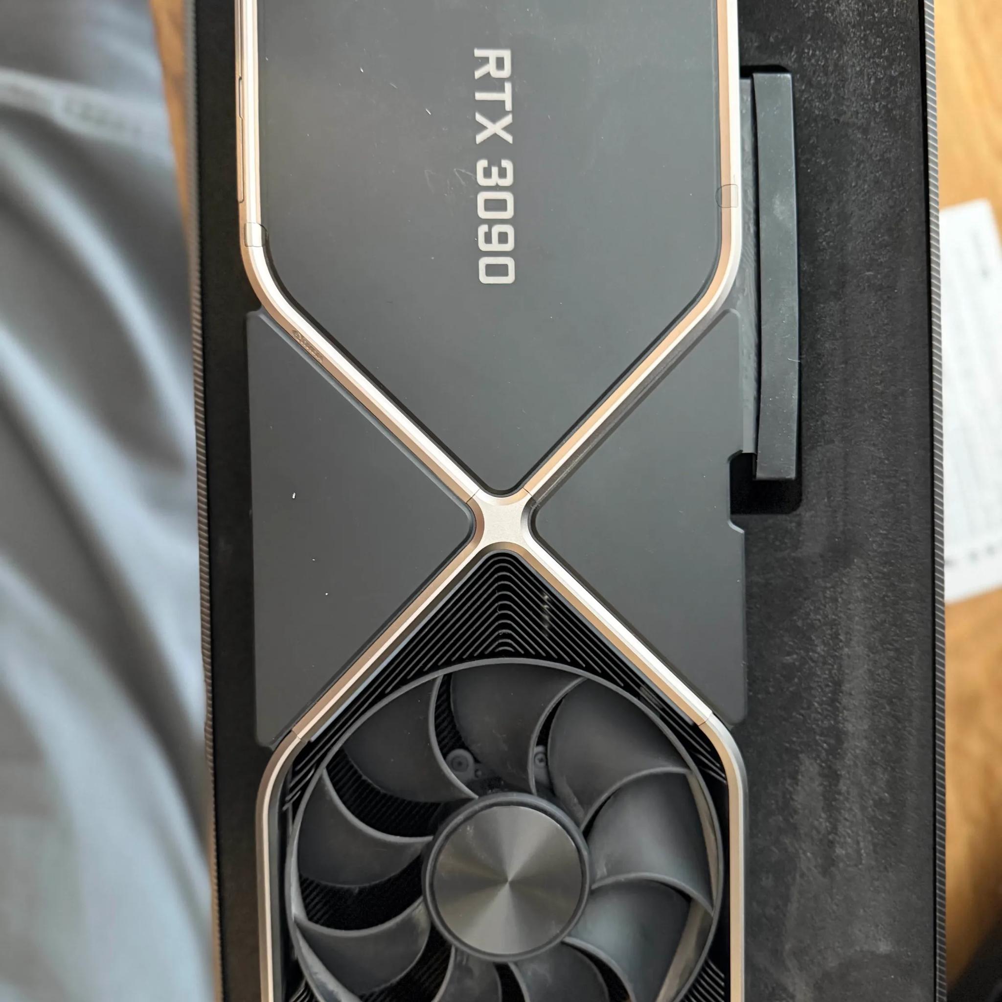 NVIDIA RTX 3090 Founders Edition – Excellent Condition | Original Packaging & Accessories