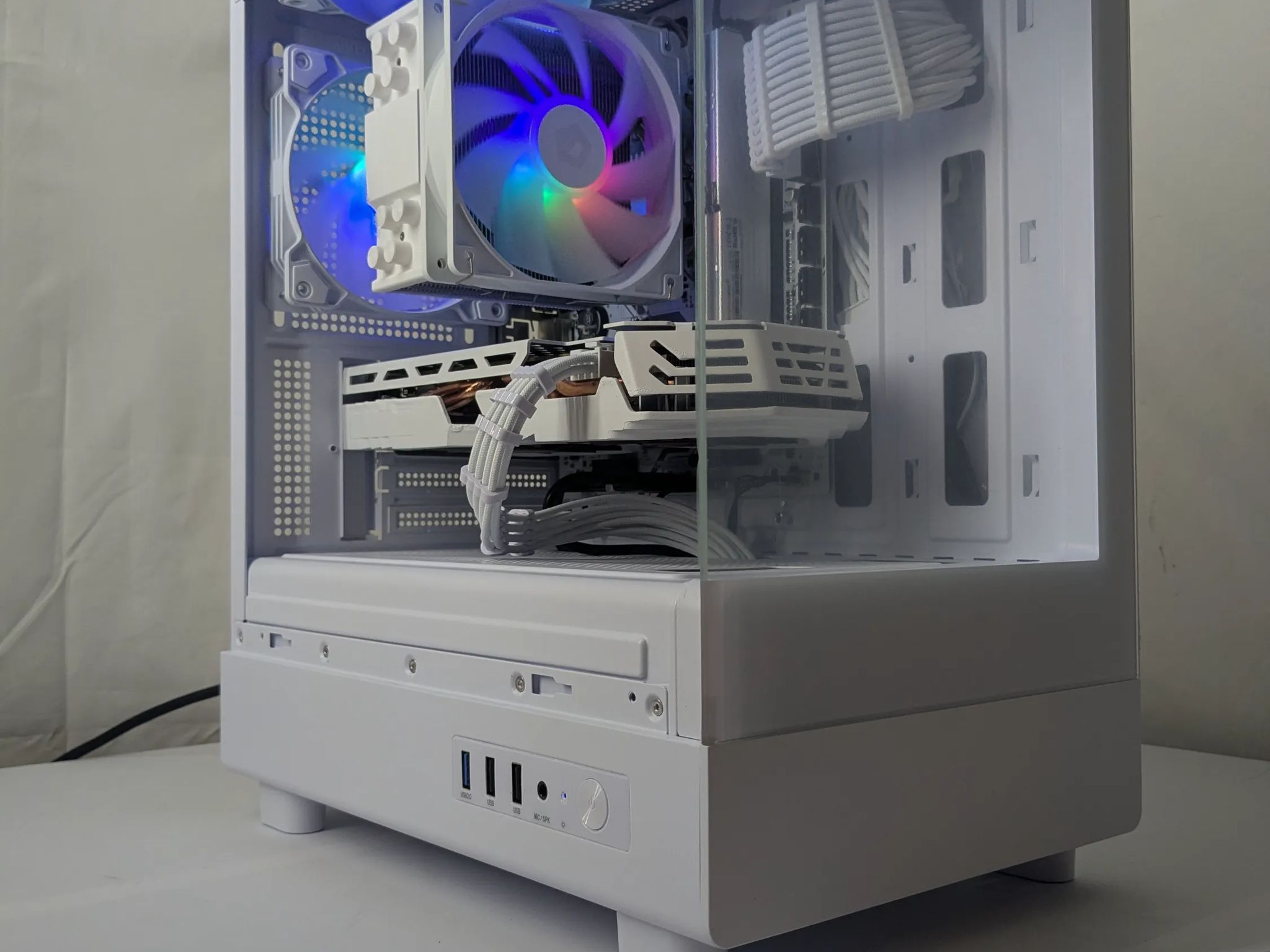White-Themed Gaming PC – RX 580 | Ryzen 7 1700 | 16GB RAM | 500GB NVMe SSD