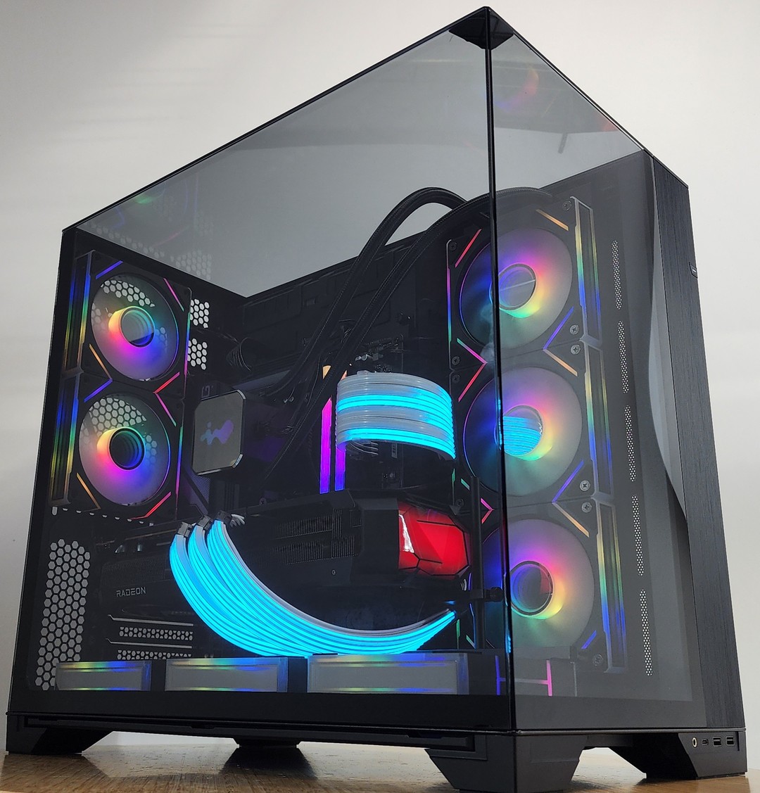 Gaming PC Ryzen 7 9700X 32GB RAM 2TB SSD RX 9070 XT 16GB Windows