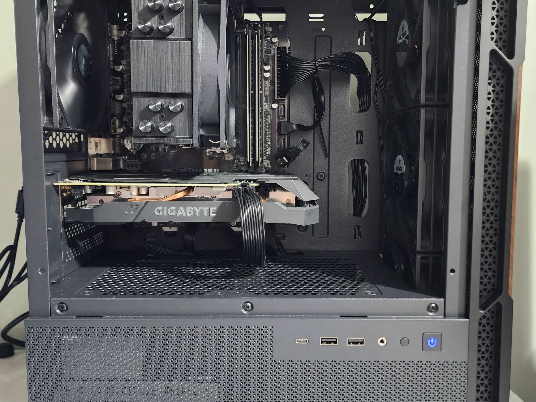 Classy 1080p High Setting Gaming PC. (RYZEN 3600, GTX 1660S, 32GB DDR4 3200MHZ)