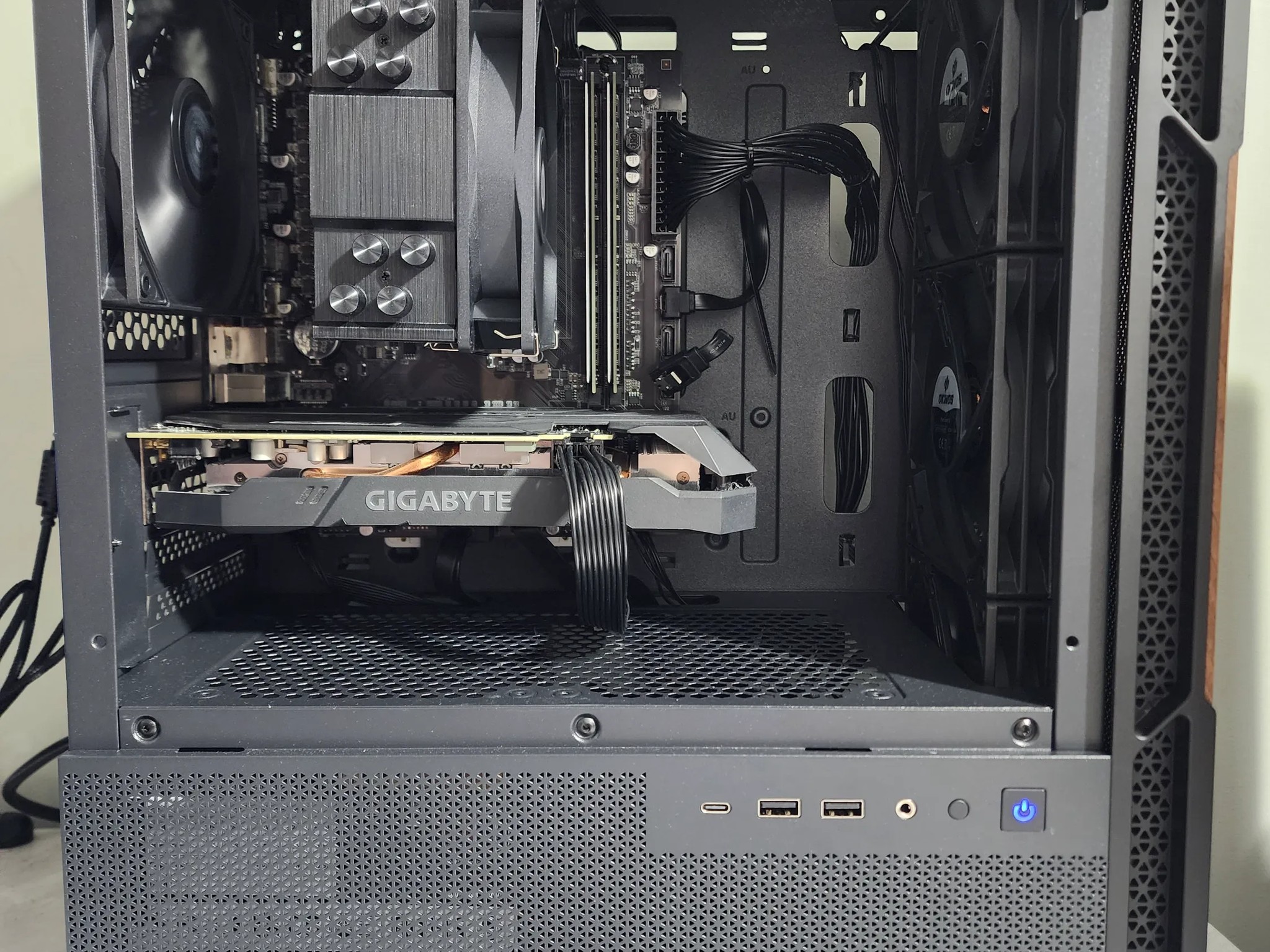 Classy 1080p High Setting Gaming PC. (RYZEN 3600, GTX 1660S, 32GB DDR4 3200MHZ)