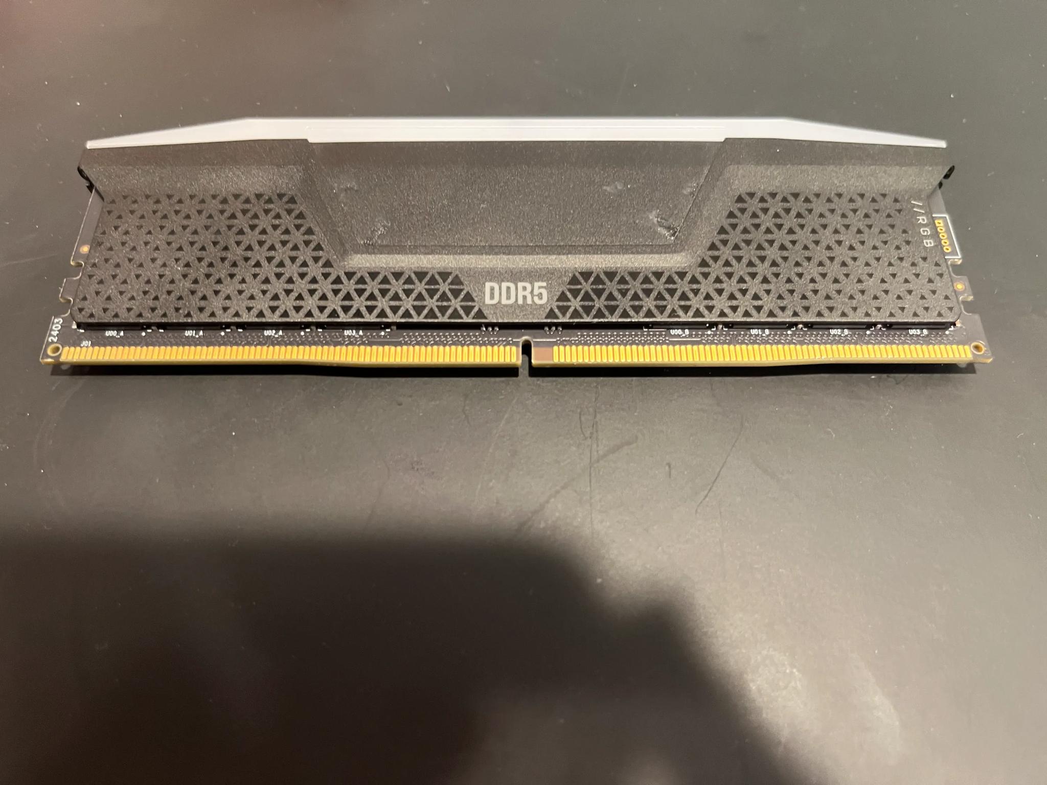 DDR5 6000 MT/s RGB - Corsair Vengeance 1x16G
