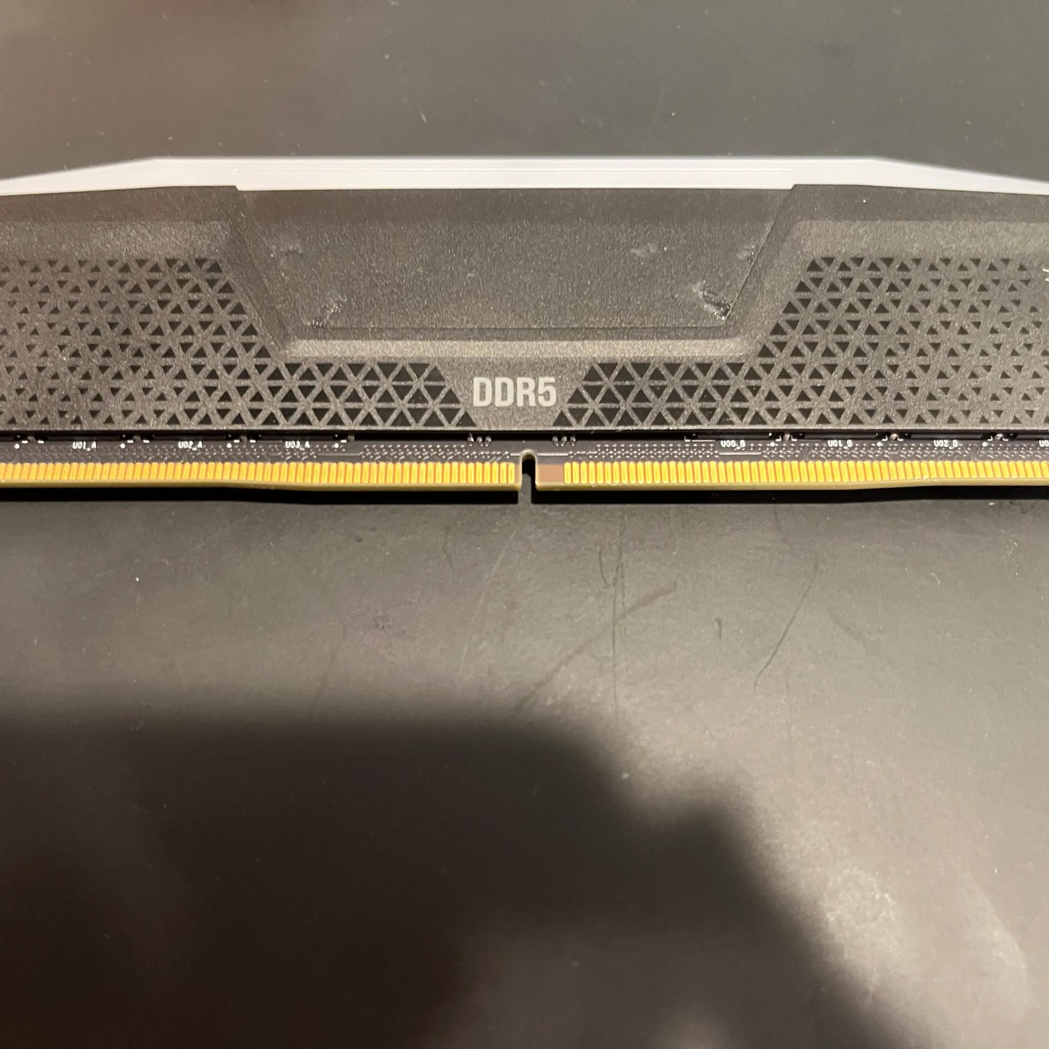 DDR5 6000 MT/s RGB - Corsair Vengeance 1x16G