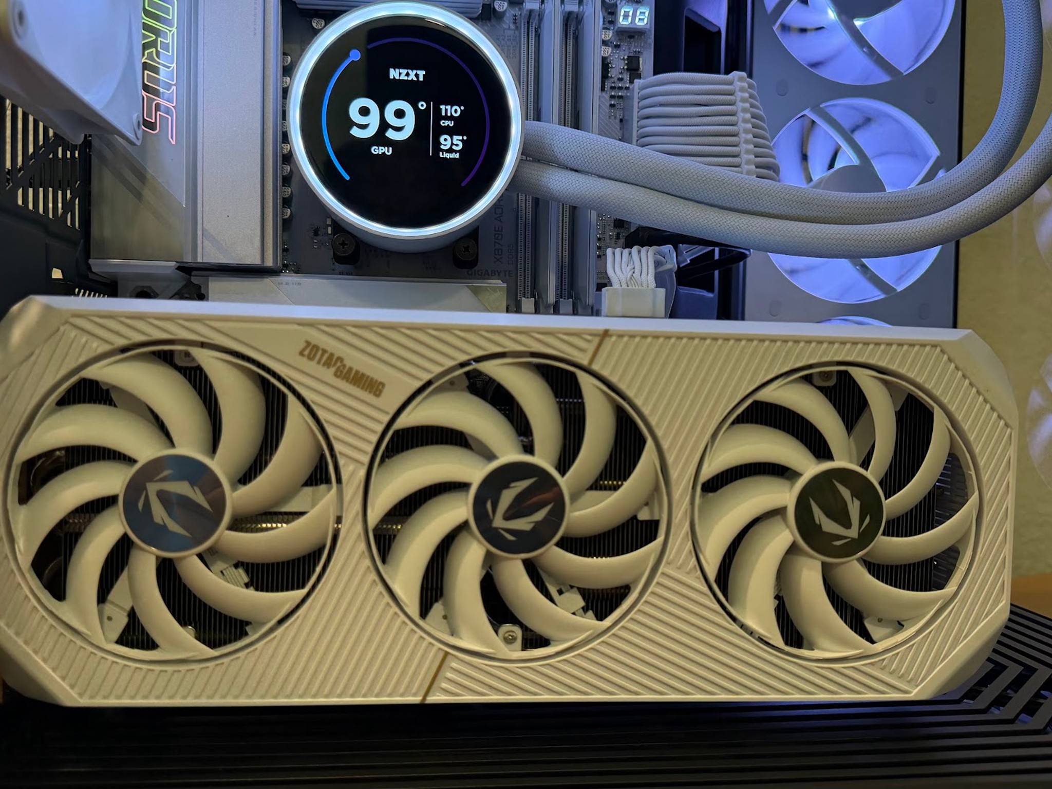 ZOTAC GAMING GeForce RTX 5080 SOLID OC White Edition