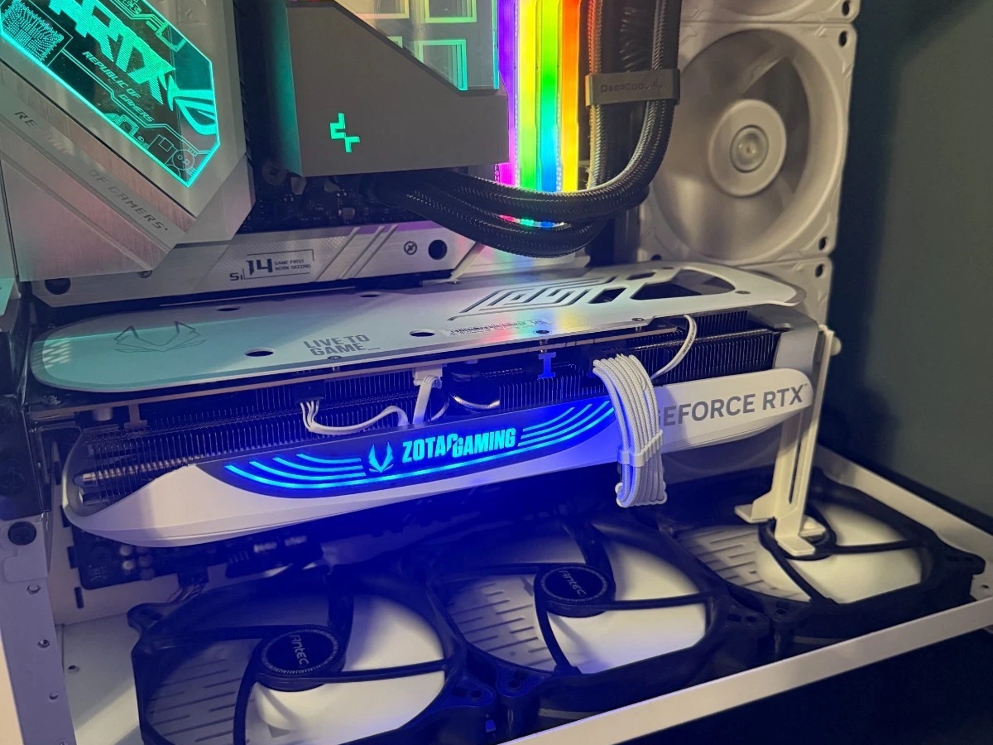 ZOTAC GAMING GeForce RTX 4080 SUPER Trinity OC White Edition DLSS 3 16GB GDDR6X