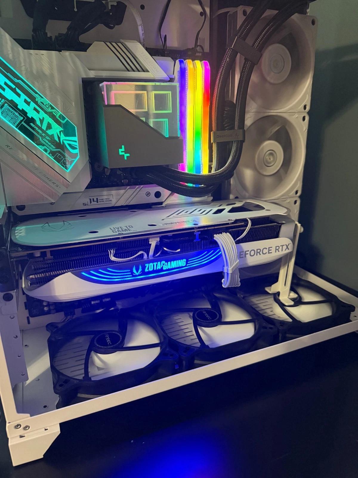 ZOTAC GAMING GeForce RTX 4080 SUPER Trinity OC White Edition DLSS 3 16GB GDDR6X