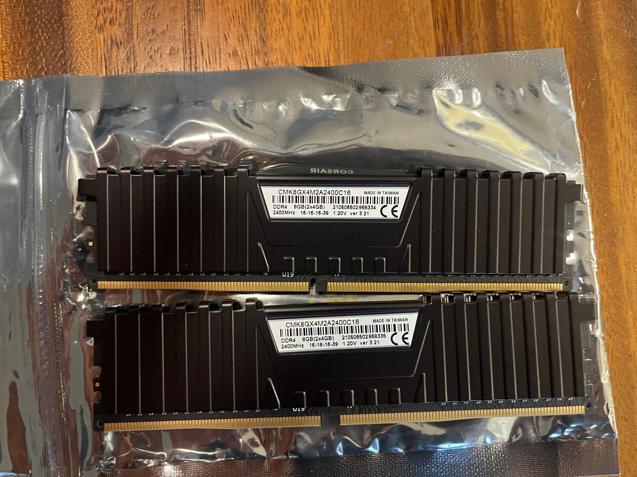 8GB (2 x 4GB) DIMM Desktop Memory RAM DDR4-2400 Corsair CMK8GX4M2A2400C16