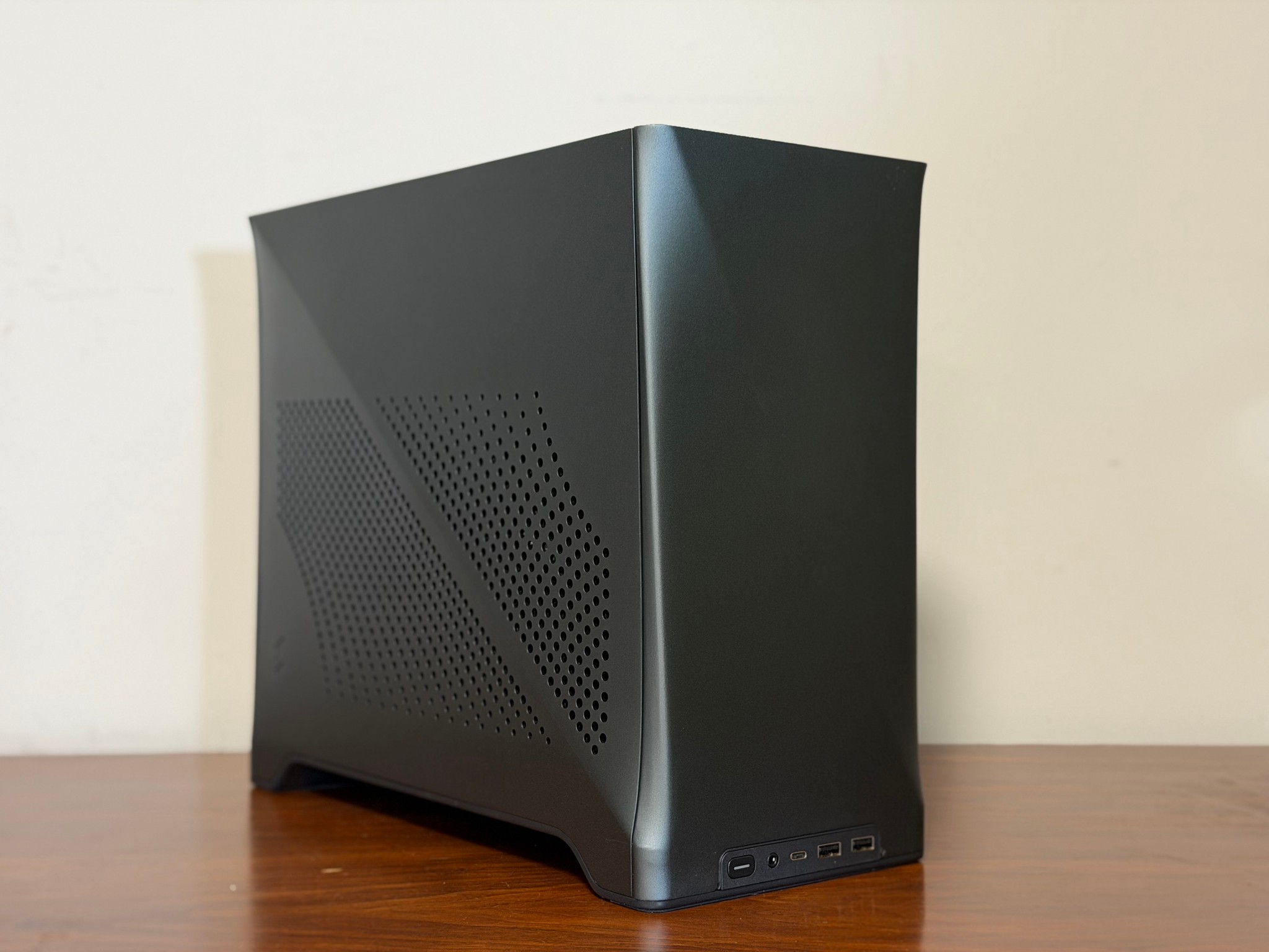 RTX 5070 | Ryzen 5 7600X | 16GB DDR5-6000 | A620I Mini-ITX | 1TB SSD | 700W SFF PSU