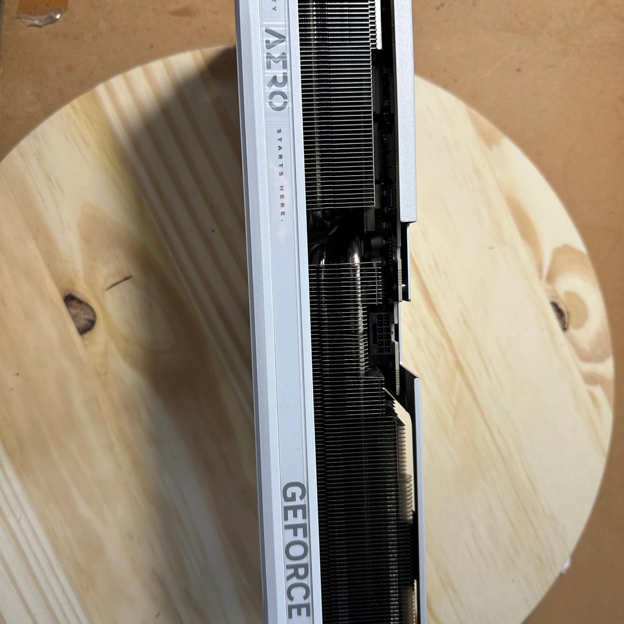GIGABYTE - NVIDIA GeForce RTX 5070 Ti AERO OC 16G GDDR7 PCI Express 5.0 - White