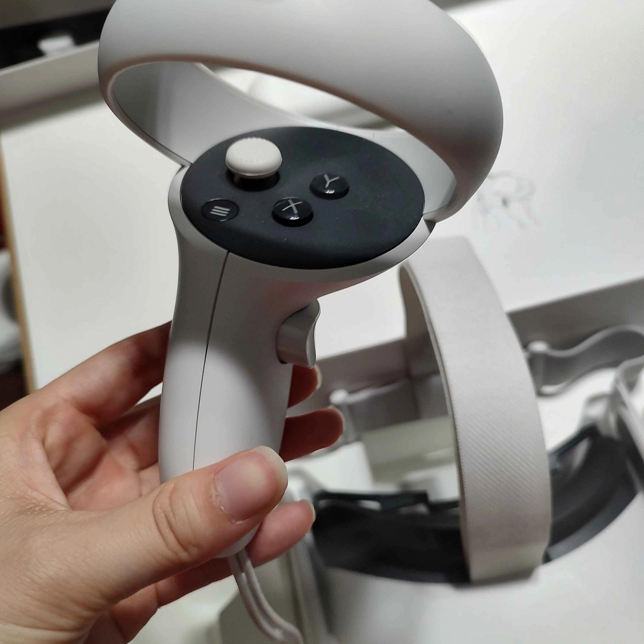 Oculus(Meta) Quest 2 128GB Headset + 2 Controllers and Accessories
