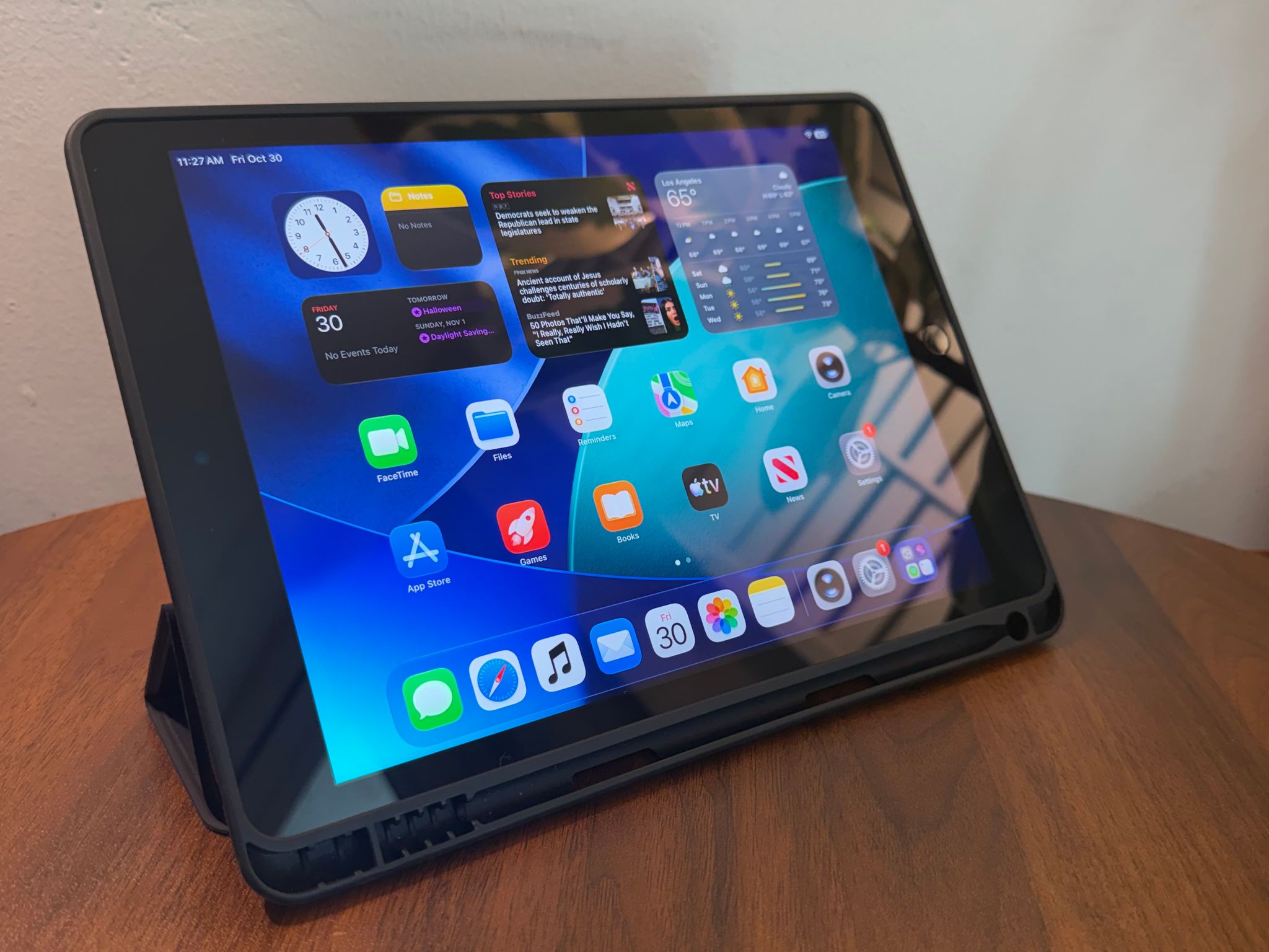 Apple iPad 9th Gen | 64GB | 10.2" Retina Display | Space Gray | Folio Case