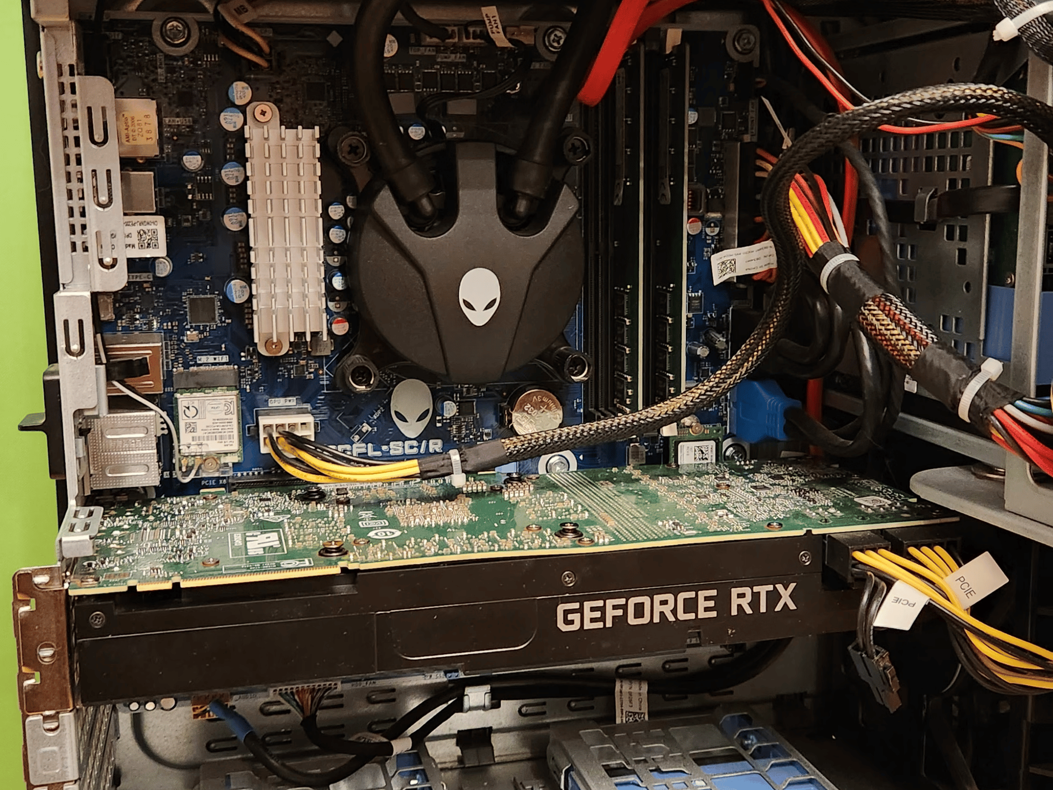 Alienware R8 | Intel i7 8700 | Nvidia RTX 2080 | 16gb DDR4 | 256gb NVMe | 1tb HDD