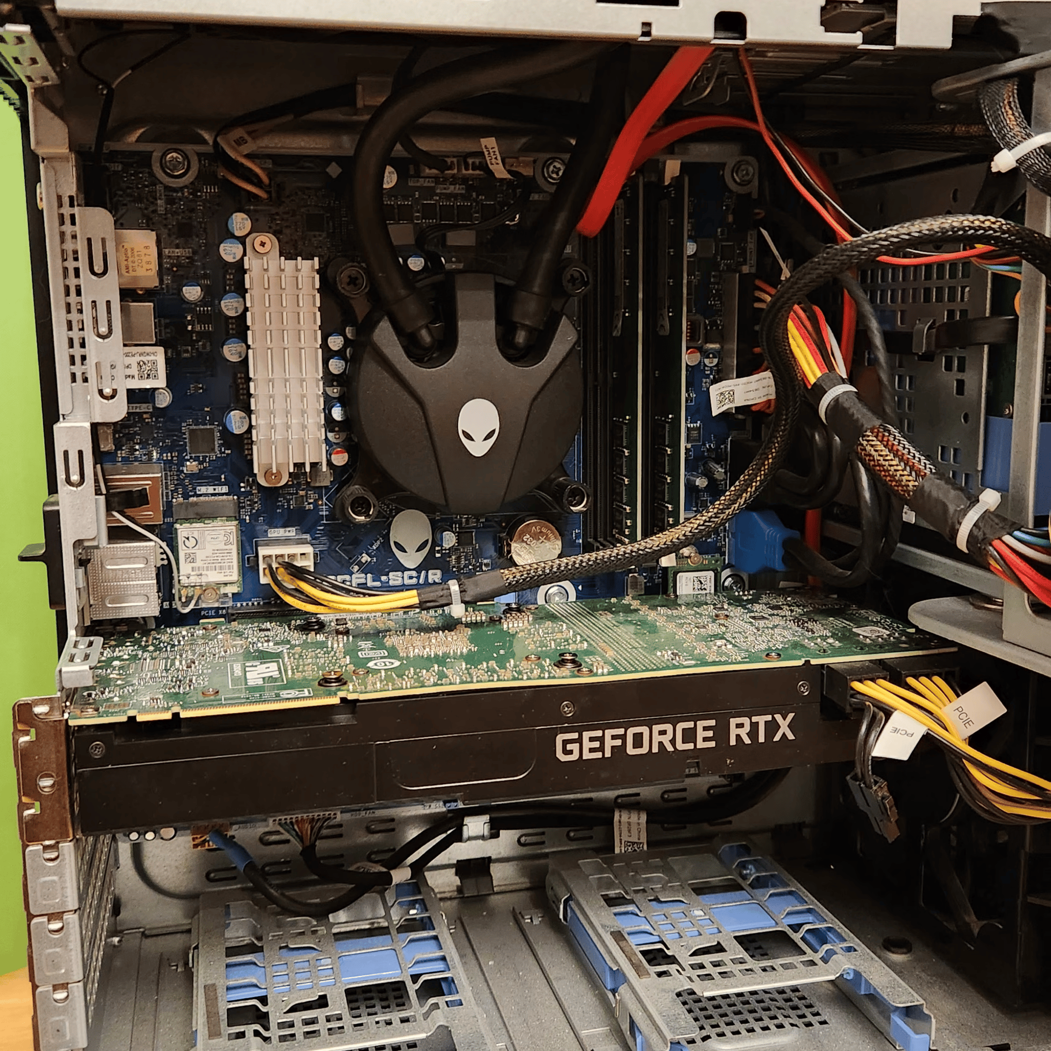 Alienware R8 | Intel i7 8700 | Nvidia RTX 2080 | 16gb DDR4 | 256gb NVMe | 1tb HDD