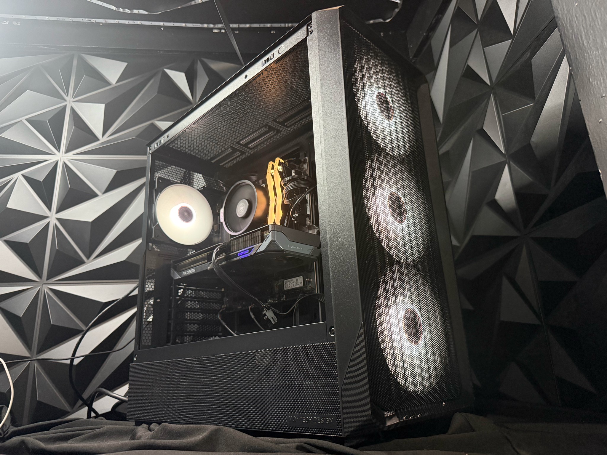 🖤⚡ CARBON 96 ⚡🖤Ryzen 5 9600X| RX 9060 XT | 16 GB DDR5| 1.25 TB NVMe| 650W PSU