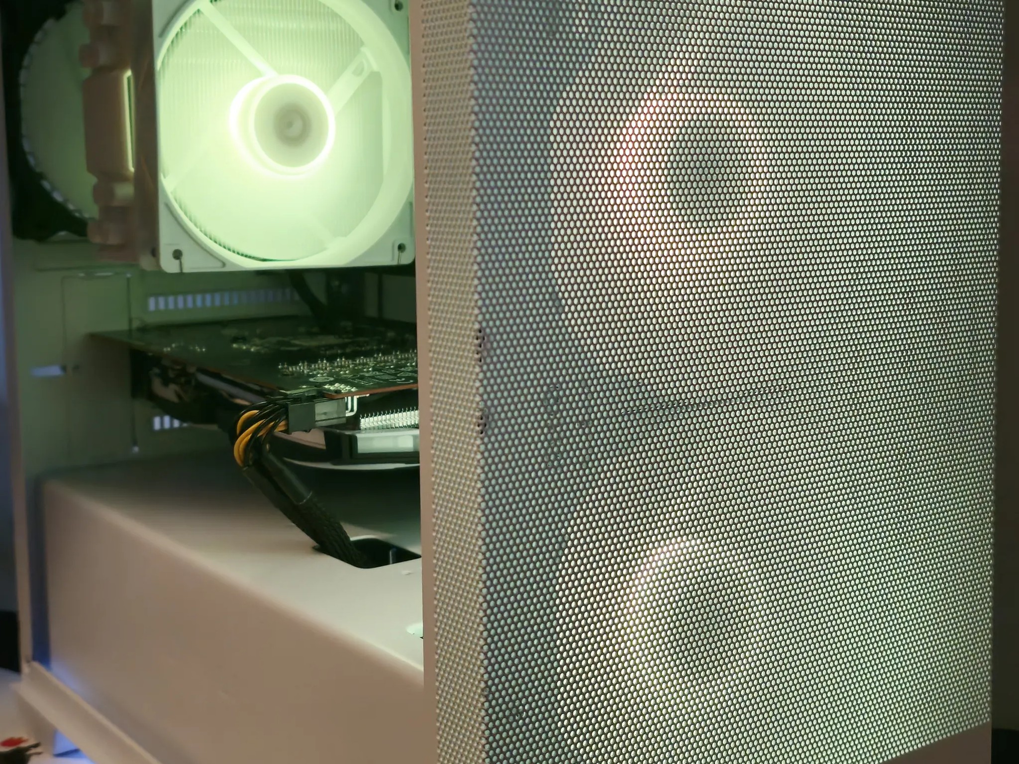 Frosty Mini Mesh Ryzen 5 5600X / 16GB DDR4/1TB SSD / RX6600 8GB