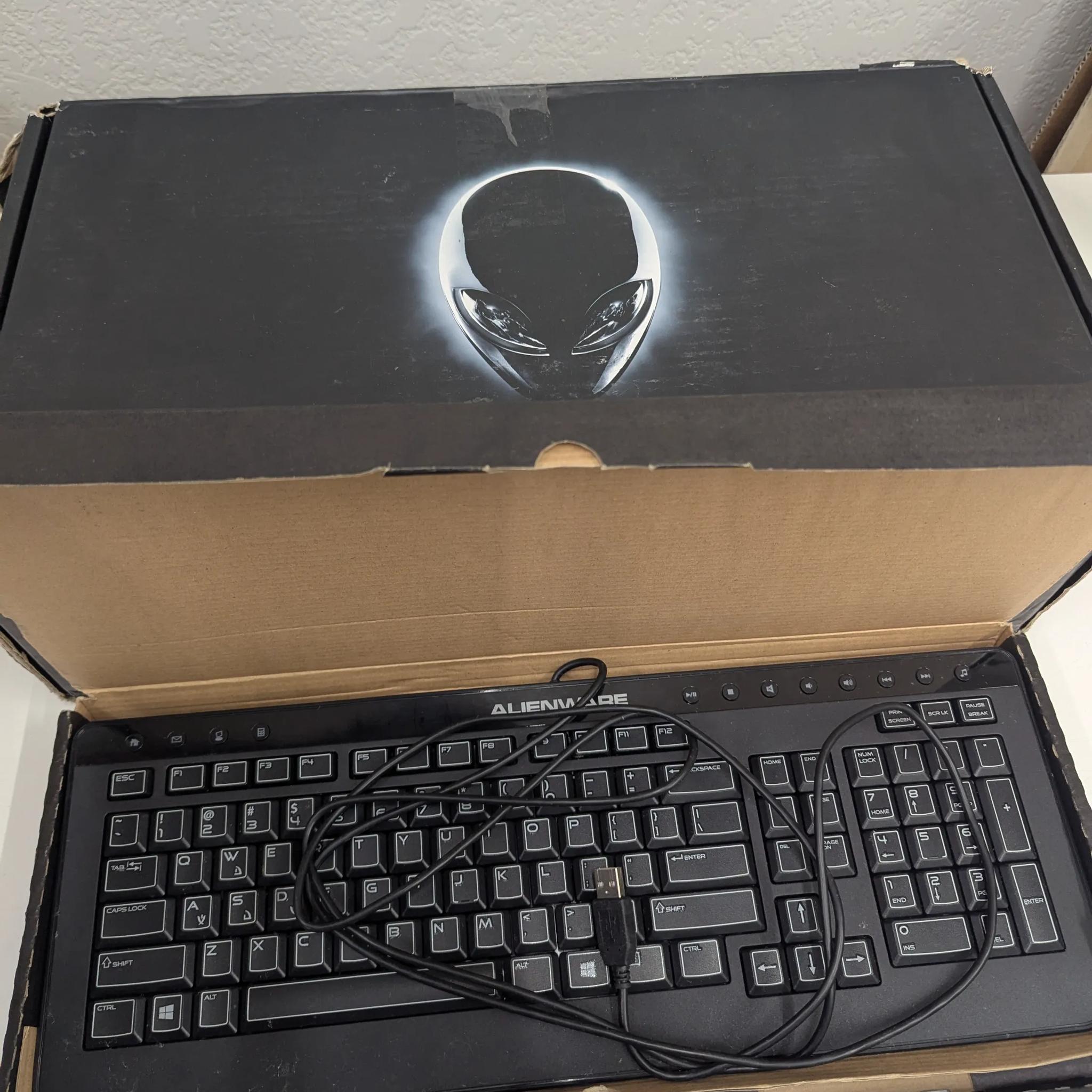 👾 Compact Alienware Mini PC | Windows 8 Activated | Includes Mouse/Keyboard/Power Supply