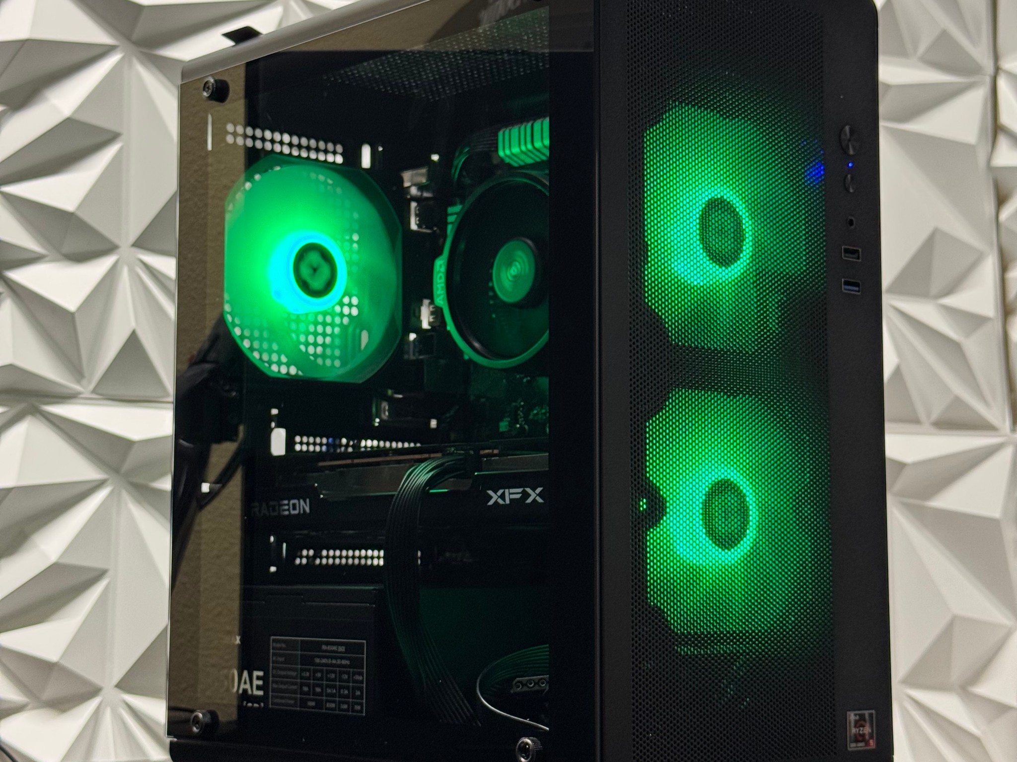 Rx 6600 / Ryzen 5 5500 / 16GB DDR4 Ram / 500GB Samsung SSD / Windows 11
