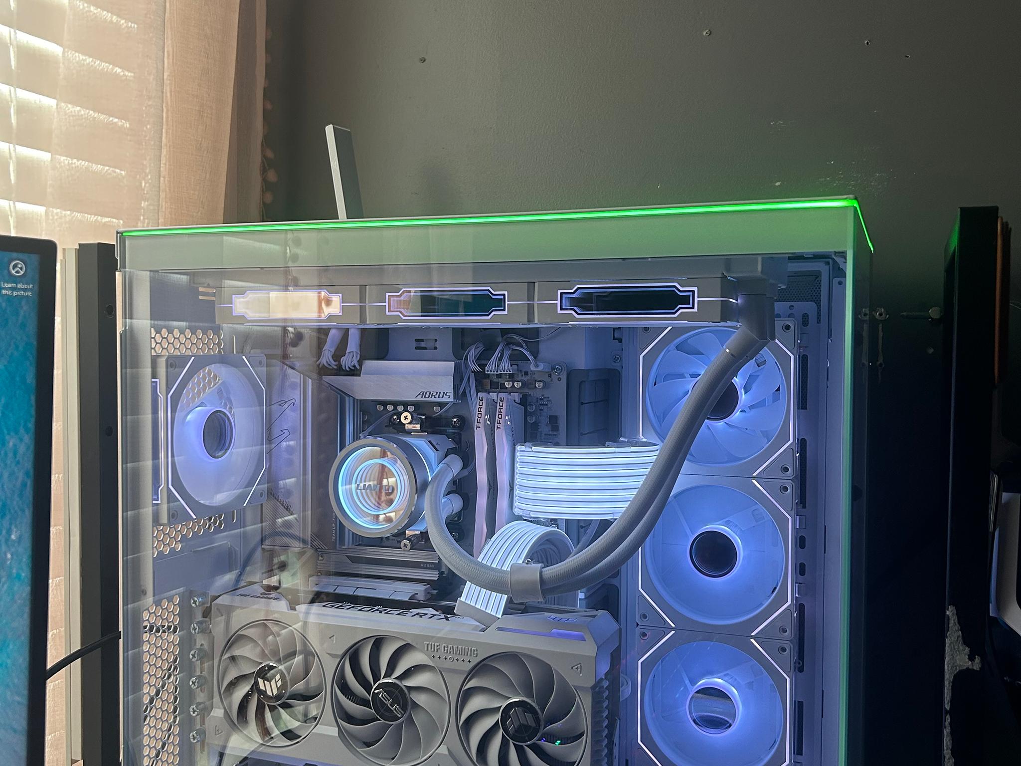 4070 ti super, 7900x, 32GB ram, 2TB Nvme, lian li all white pc build