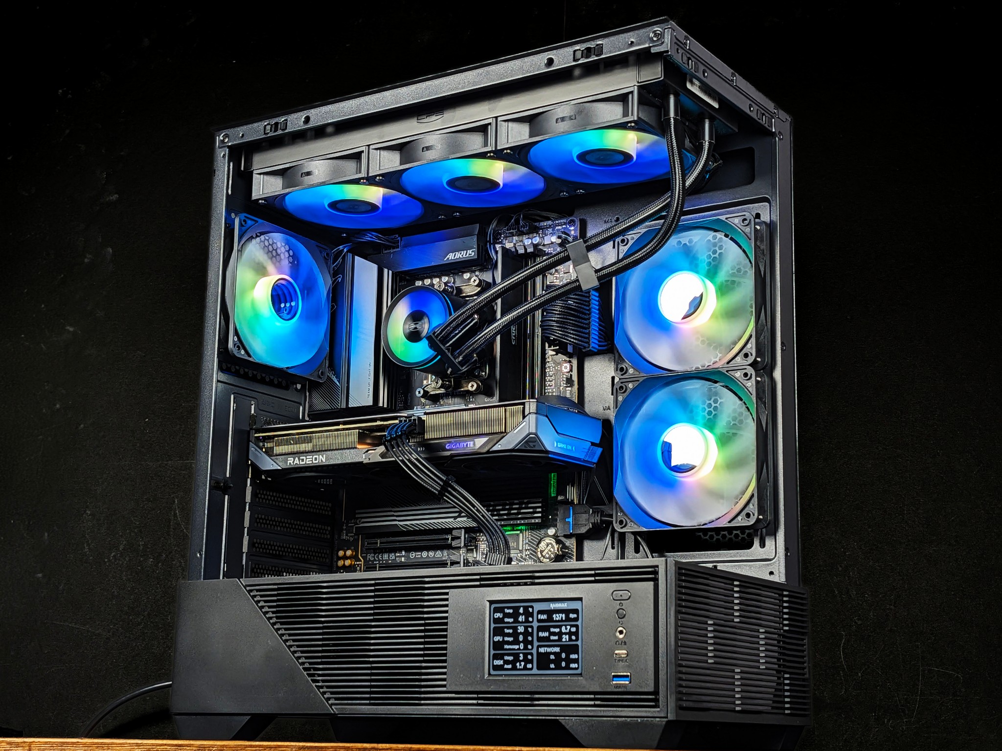 🎩 Ryzen 7 7700 • RX 9060 XT 16GB • 32GB DDR5 • 2TB SSD • Gaming PC