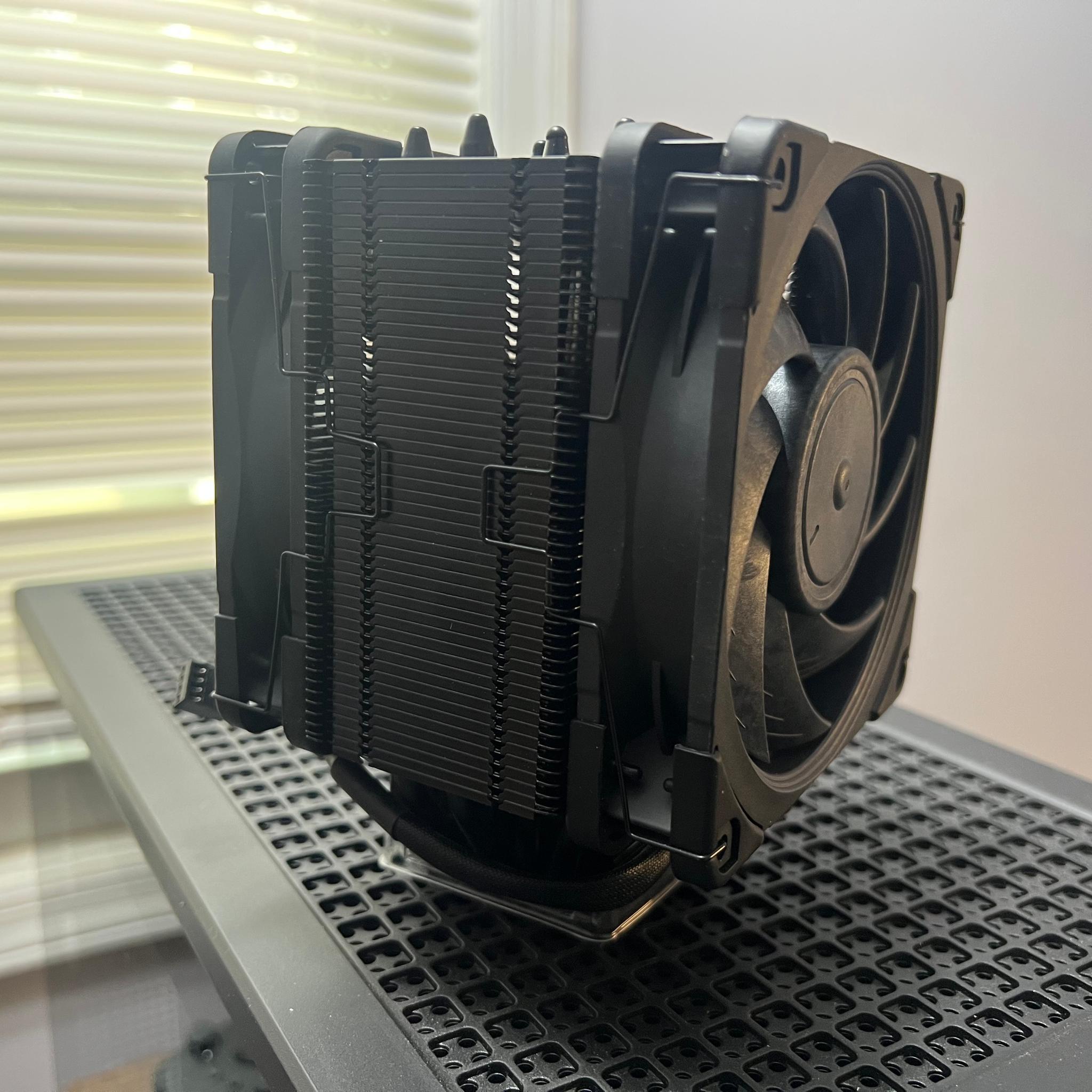 Noctua NH-U12A chromax.Black, 120mm Single-Tower CPU Cooler (Black)
