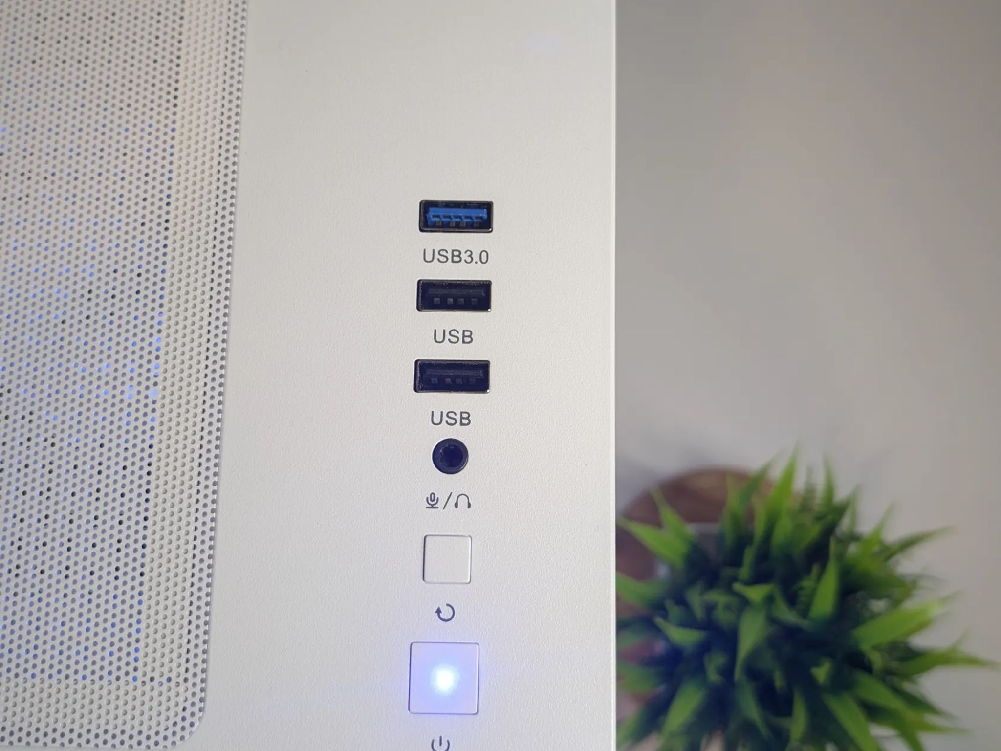 RYZEN 5 | GTX 1080 EVGA FTW2 | 16GB RAM | 500GB 4X4 NVME SSD | WINDOWS 11 PRO | WHITE GAMING PC