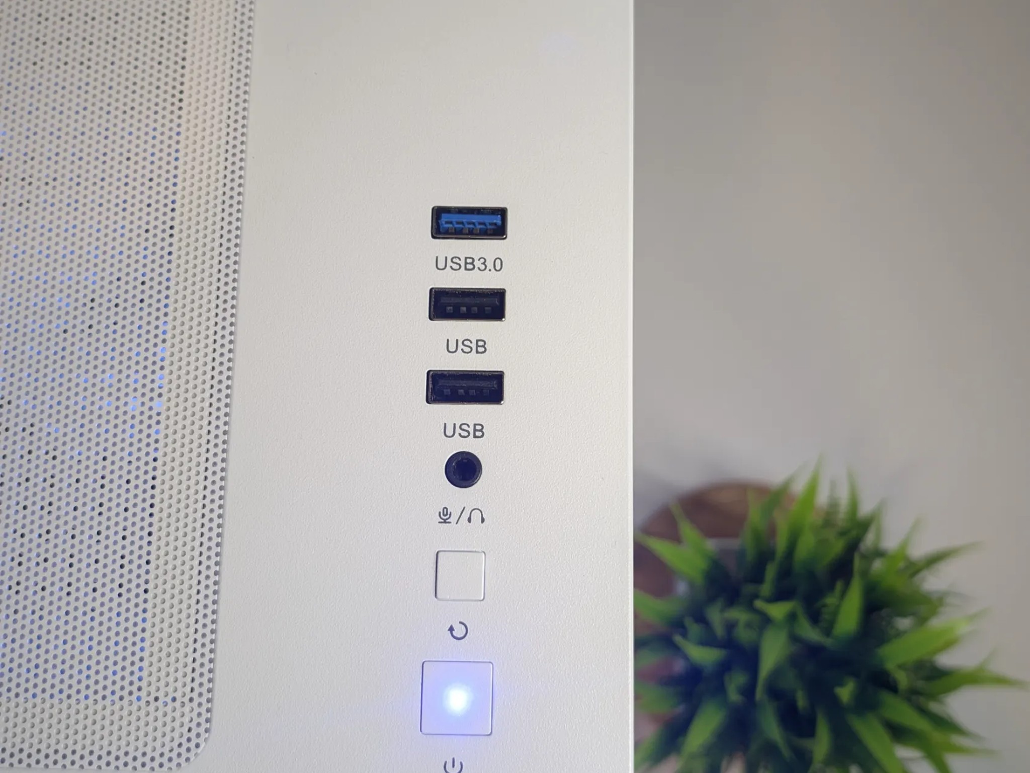 RYZEN 5 | GTX 1080 EVGA FTW2 | 16GB RAM | 500GB 4X4 NVME SSD | WINDOWS 11 PRO | WHITE GAMING PC