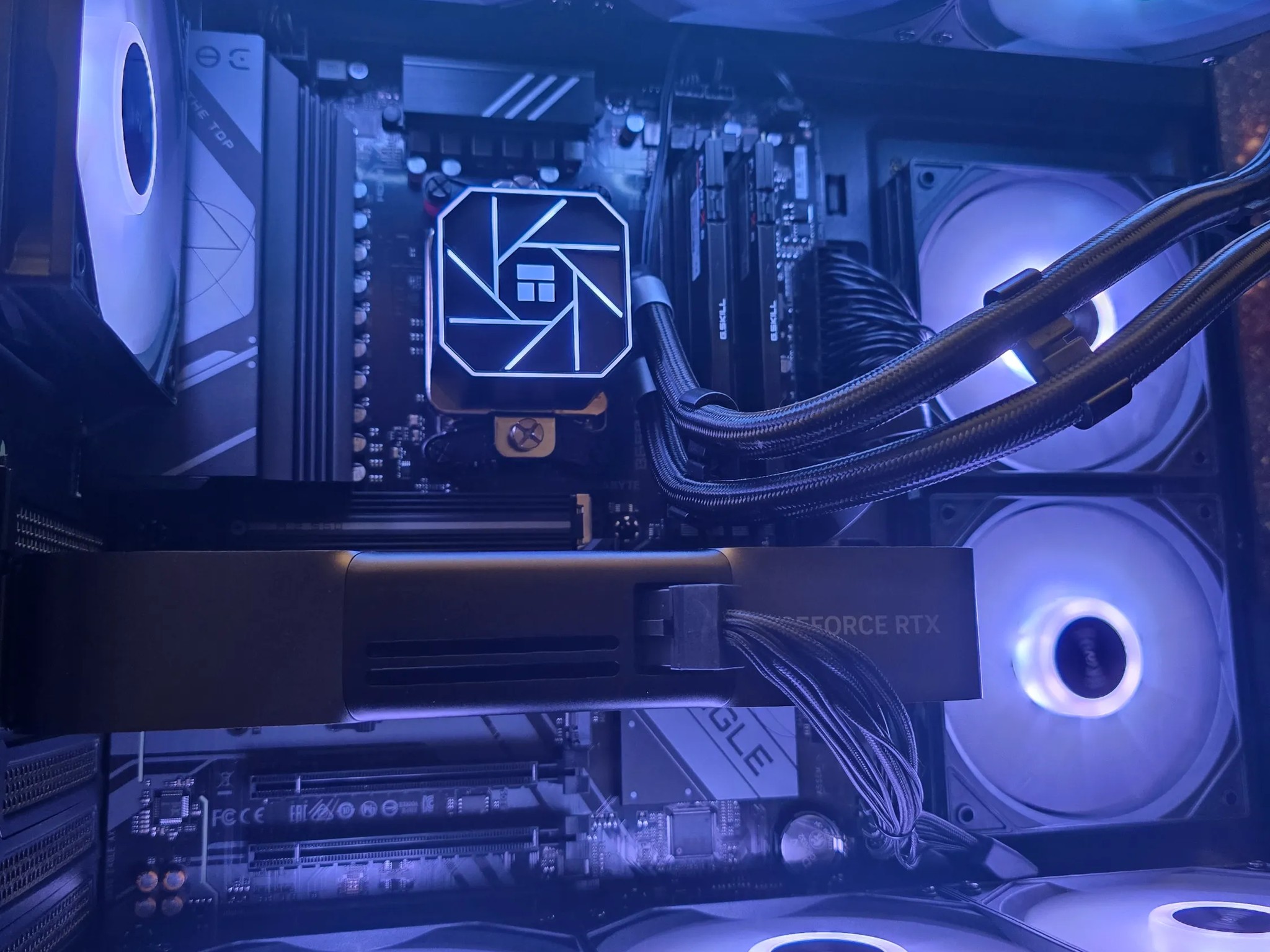 🚀 1440P ALL NEW CUSTOM AM5 PC | RTX 5070 FE | RYZEN 7 7700x | 2TB SSD | 32GB DDR5 6000MHZ CL32 🚀