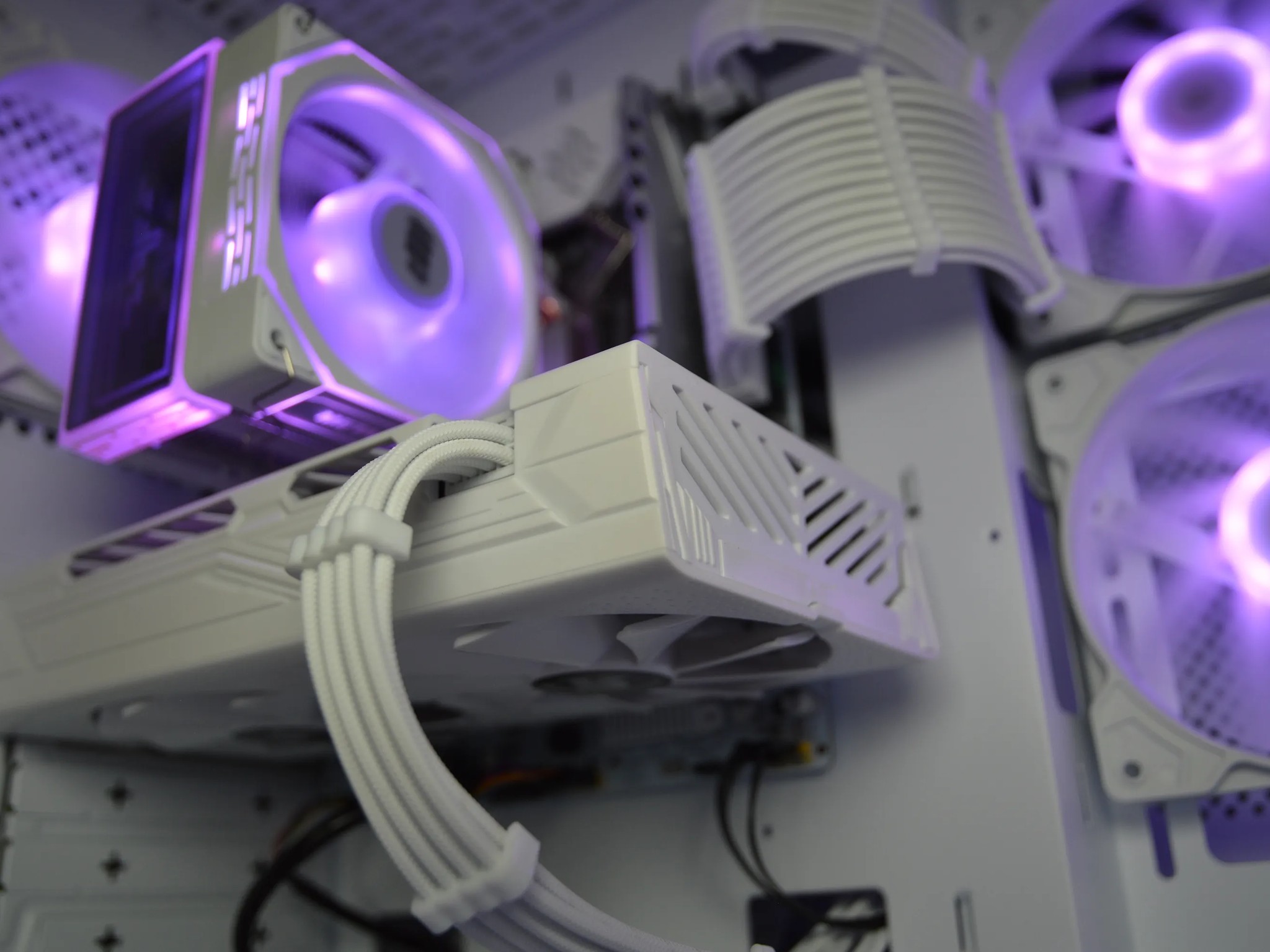 ⚪⚪| RX 580 8GB | INTEL XEON E5 2670 V3 | 16GB RAM | 1TB SSD | Ice Frost |
