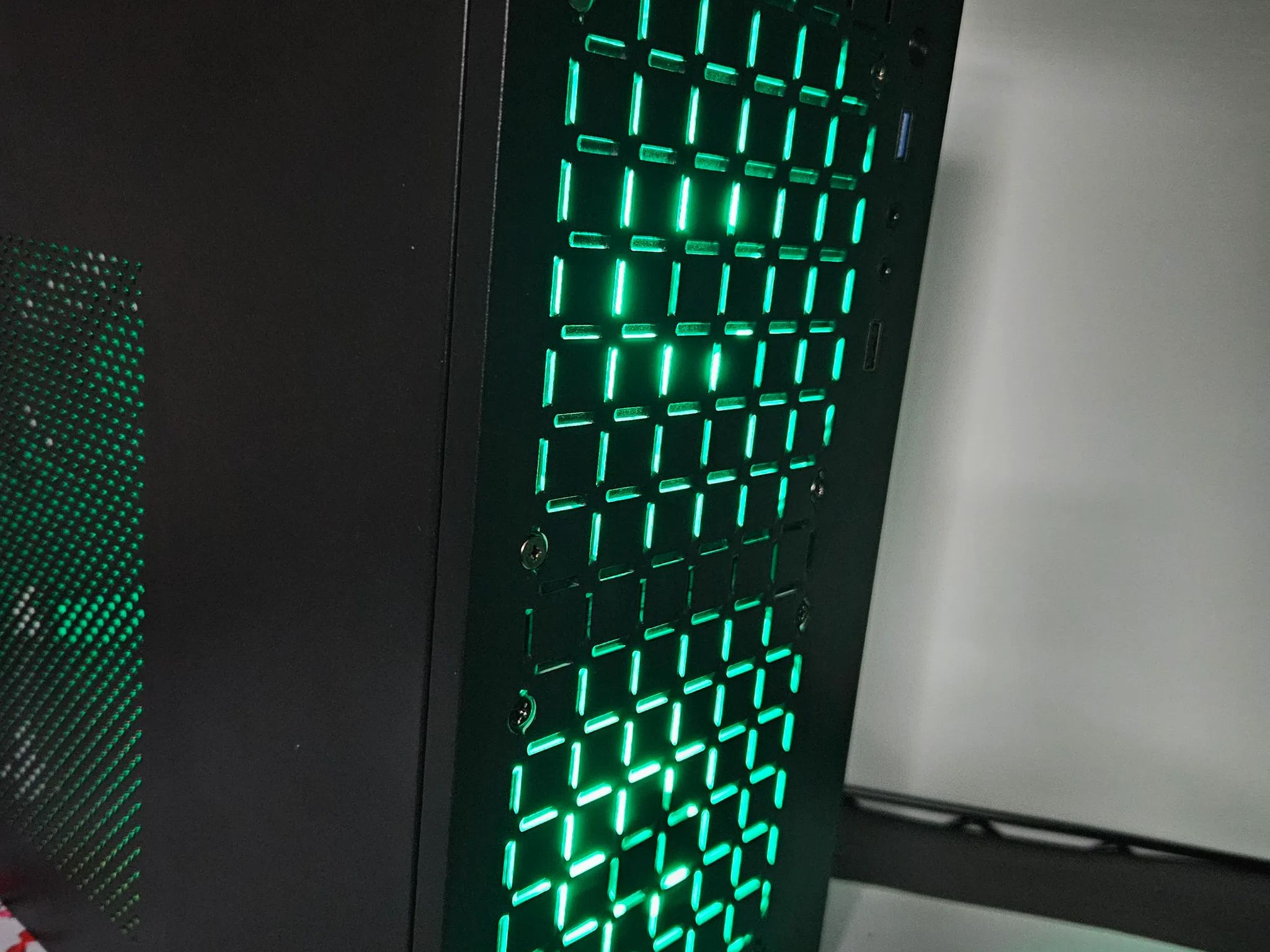 Liquid cooled Small Form Factor Ryzen 5 / 16GB DDR 4 / 512GB / GTX 1070