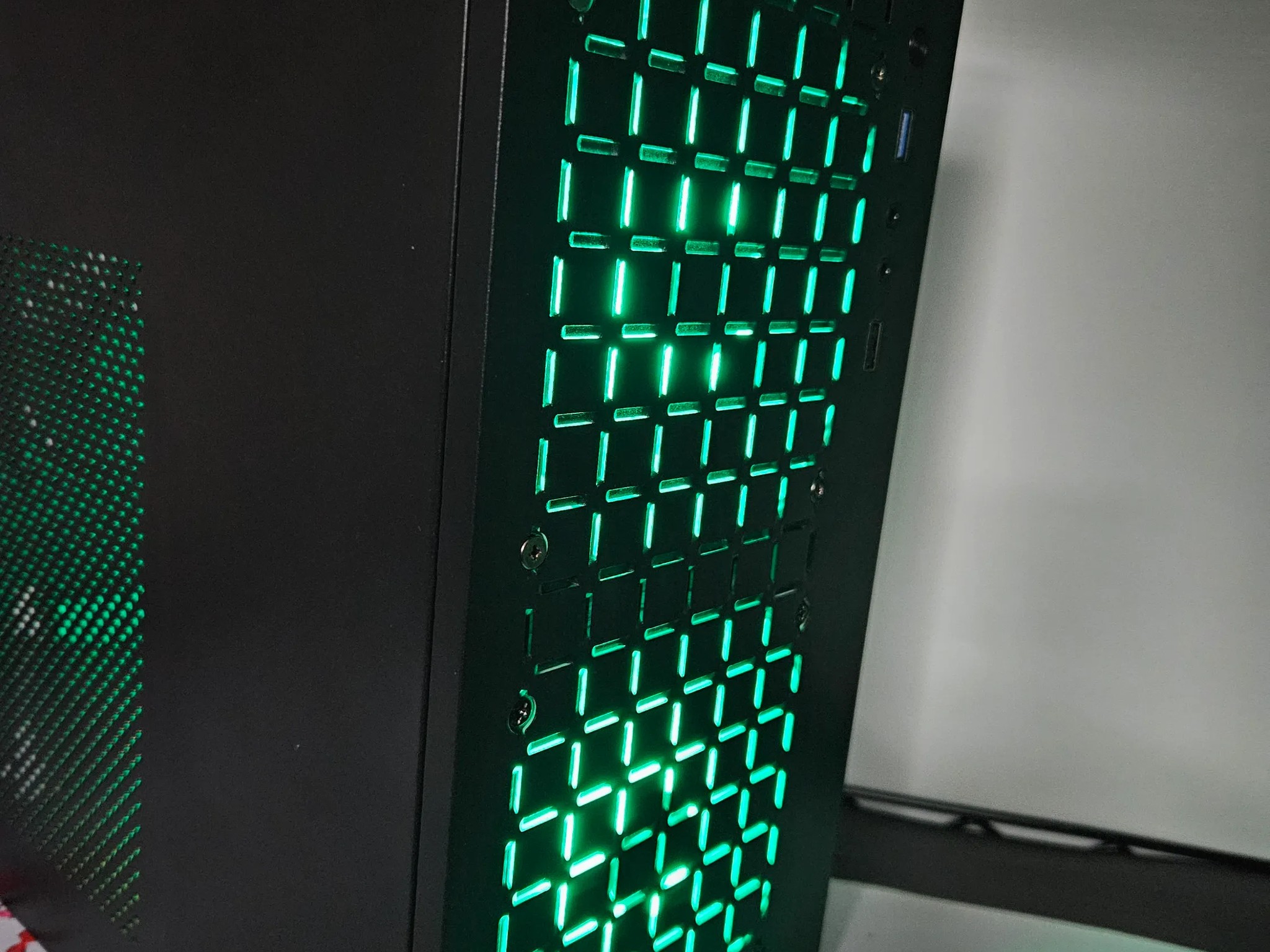 Liquid cooled Small Form Factor Ryzen 5 / 16GB DDR 4 / 512GB / GTX 1070
