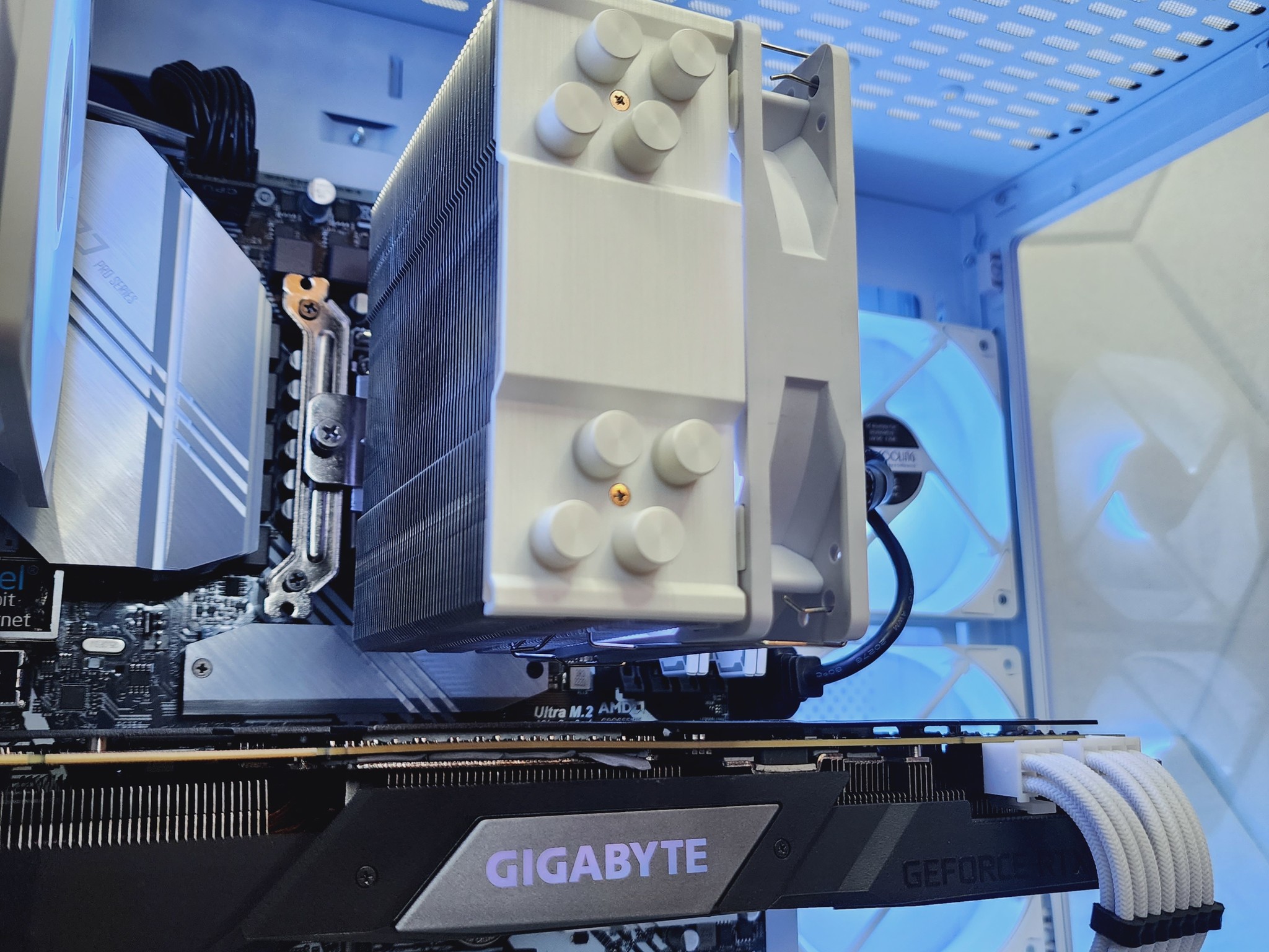 💙🤍💙 Gigabyte RTX 2080 // Intel Core i5 9600K // Timetec 16GB 3600MHz*