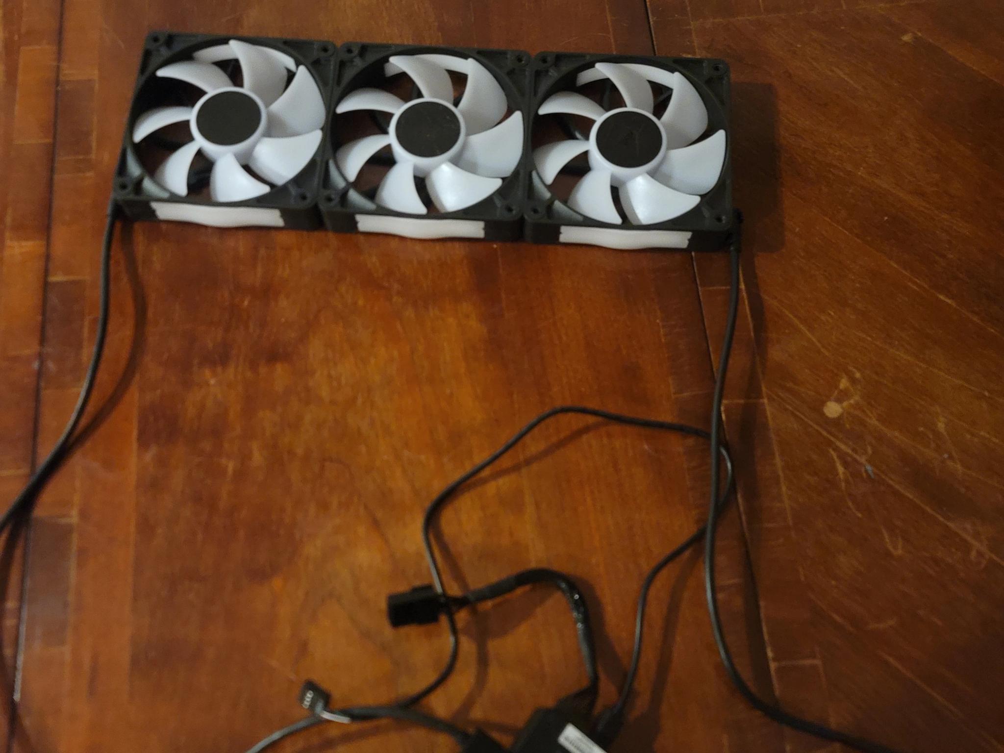 CORSAIR iCUE Link RX120 RGB 120mm PWM Fans with iCUE Link System Hub