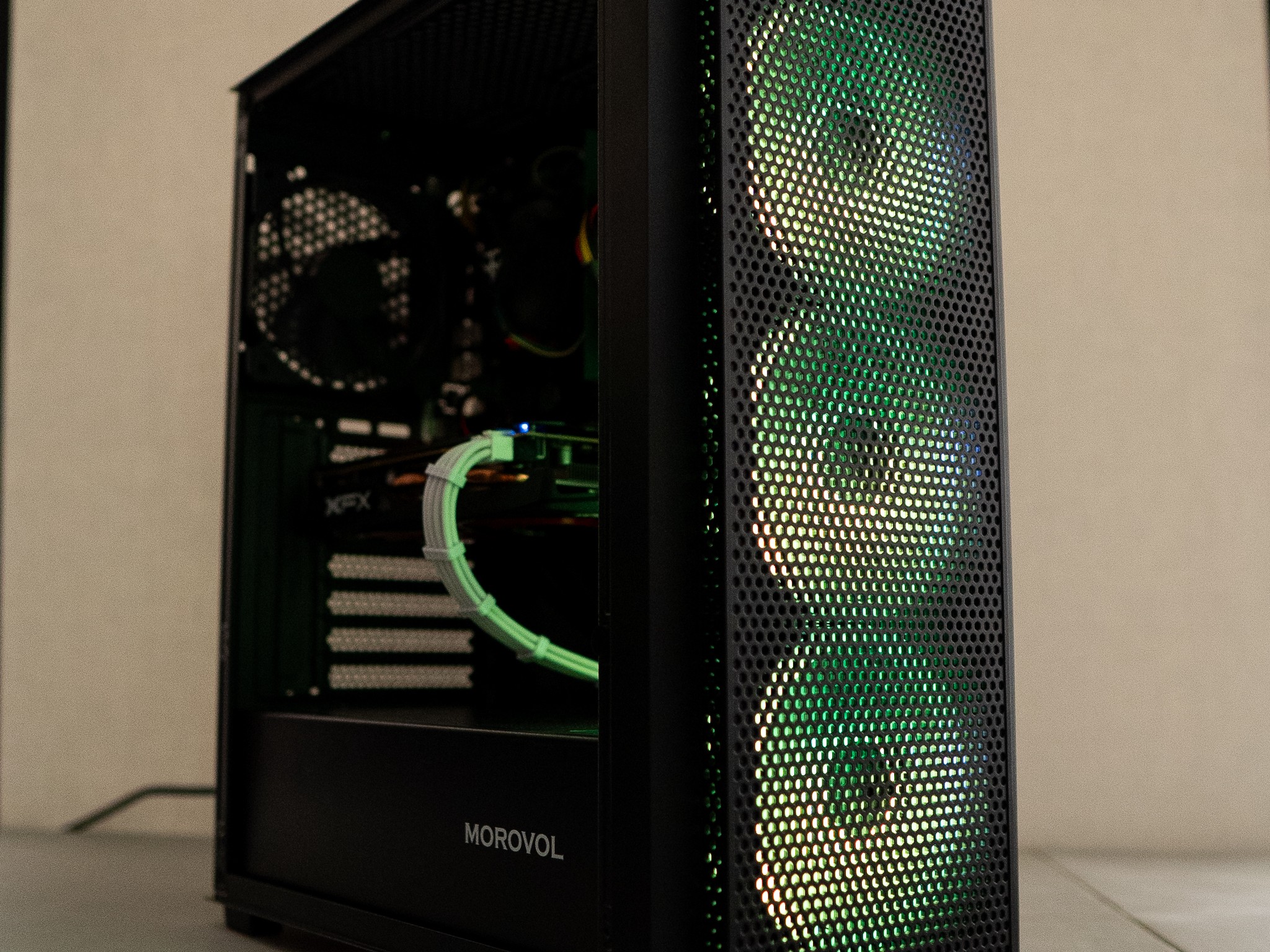 🟢⚪ | INTEL i7 7700K | RX 570 | 8GB DDR4 RAM | 256GB NVME SSD | Mint Monster |
