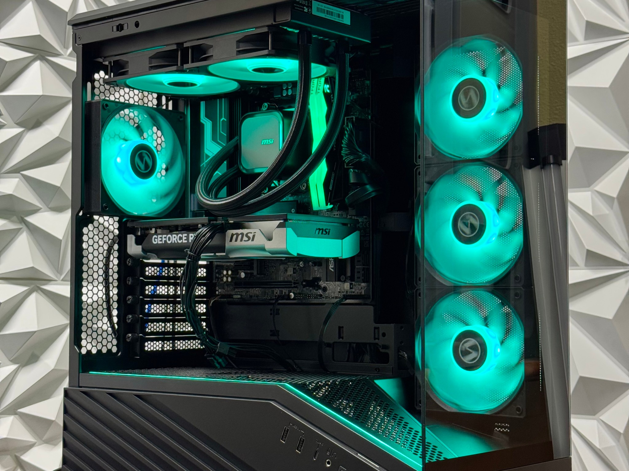 RTX 5060 Ti / 16GB DDR5 Ram / Ryzen 5 9600x / 1TB Samsung 970 Evo Nvme ssd / B850 / 650w