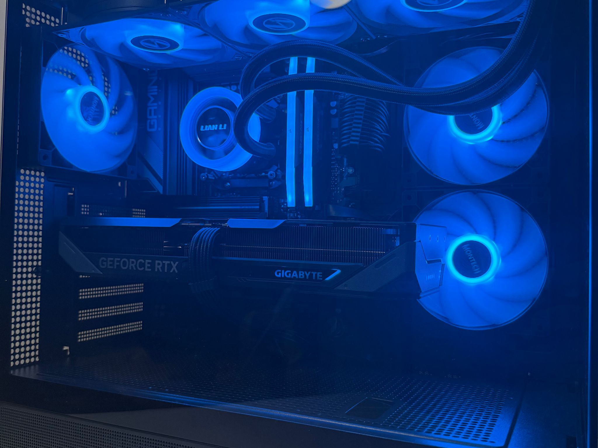 BLUE ICE: RTX 5070|Ryzen 7 9700x|32 GIGS of DDR5 RAM|360mm AIO|WIFI Ready|Windows 11 pro ACTIVATED|